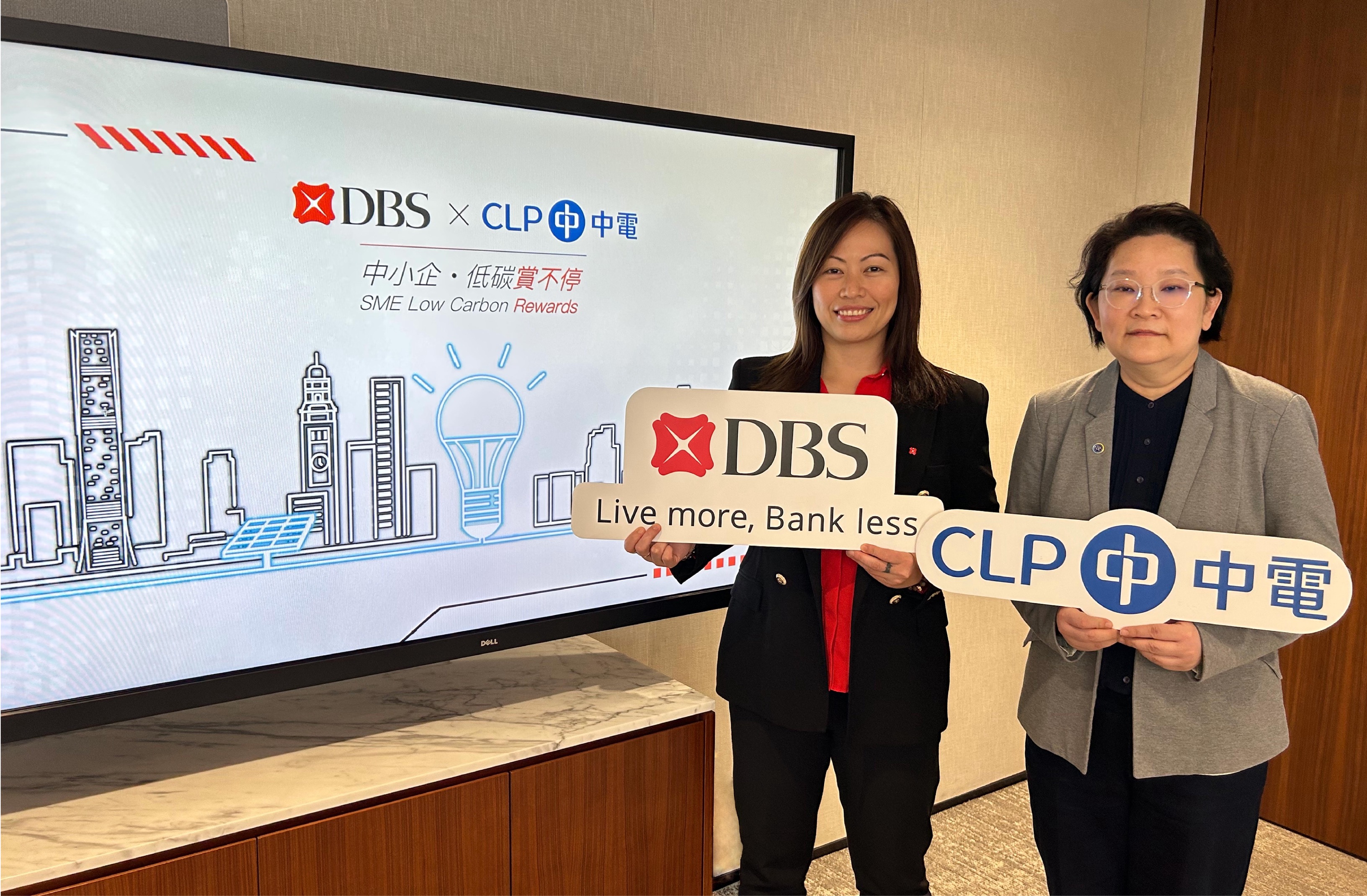 DBS Hong Kong và CLP Power triển khai chương trình phần thưởng doanh nghiệp carbon thấp TechTimes Vietnam DBS Hong Kong và CLP Power mở rộng quan hệ đối tác của họ để triển khai chương trình “Phần thưởng carbon thấp cho SME” mới nhằm hỗ trợ quá trình chuyển đổi carbon thấp của các SME đồng thời hỗ trợ phát triển năng lượng tái tạo tại địa phương và thúc đẩy việc áp dụng các dịch vụ thanh toán kỹ thuật số. (Trái sang phải) Bà Jolynn Wong, Giám đốc Điều hành kiêm Trưởng bộ phận Dịch vụ Ngân hàng SME, DBS Bank (Hong Kong) Limited và bà Lena Low, Giám đốc Cấp cao, Thành công & Trải nghiệm Khách hàng, CLP Power.