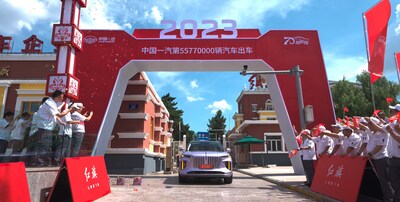 FAW gia tăng doanh số xuất khẩu trong năm kỷ niệm The 55.77 millionth vehicle of FAW Group rolls off the production line in Changchun, Jilin province, on July 15. (PRNewsfoto/China Daily)