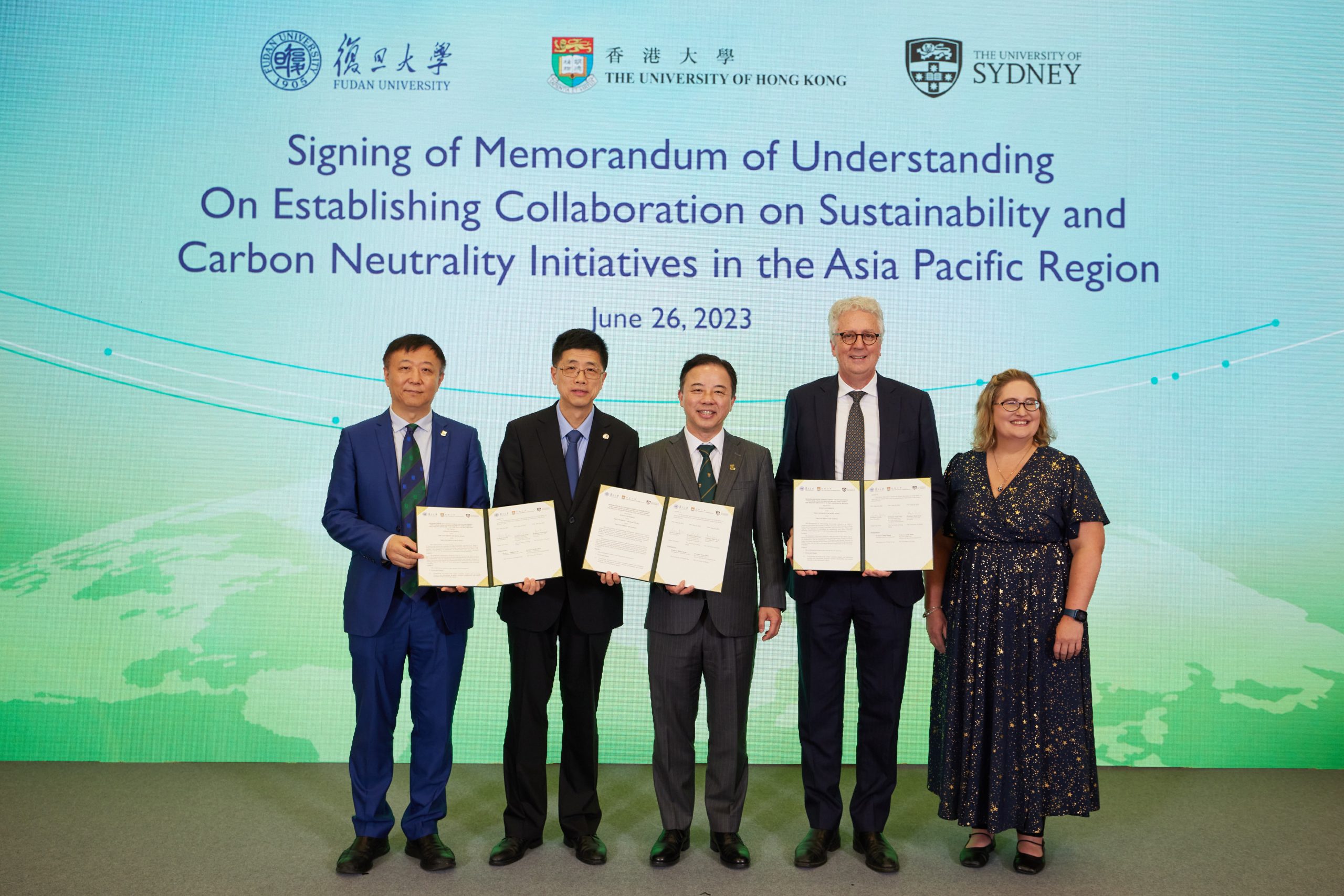 HKU đã ký Biên bản ghi nhớ (MoU) với Đại học Fudan và Sydney để thúc đẩy phát triển bền vững (Từ trái sang phải) Giáo sư Peng Gong, Phó Chủ tịch (Phát triển Học thuật) của HKU; Giáo sư Lei Xu, Phó Chủ tịch Fudan U; Giáo sư Xiang Zhang, Chủ tịch kiêm Phó hiệu trưởng HKU; Giáo sư Mark Scott, Phó Hiệu trưởng kiêm Hiệu trưởng Đại học Sydney; và Giáo sư Kathy Belov, Phó Chủ tịch (Nghiên cứu và Tham gia Toàn cầu) tại Đại học Sydney