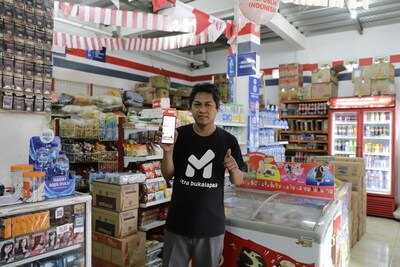 Waryanto, một trong những Mitras có thu nhập tăng gấp 10 lần.  (PRNewsfoto/Bukalapak)