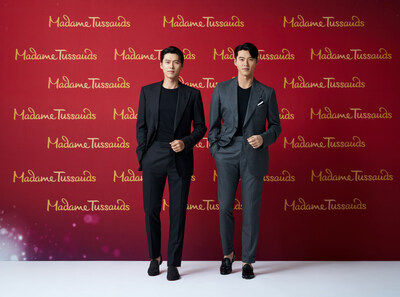 Nam diễn viên Hàn Quốc Hyun Bin tạo dáng như tượng sáp tại bảo tàng Madame Tussauds.  (Ảnh: Madame Tussauds Singapore)