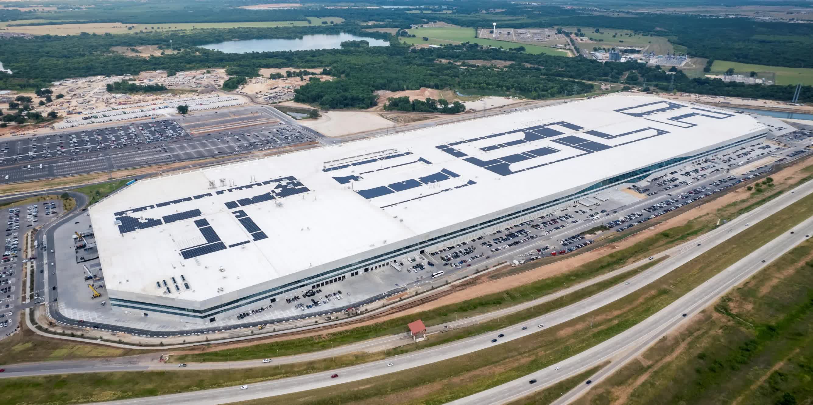 Nha may Giga Texas cua Tesla tung chiec Cybertruck san TechTimes.vn Nhà máy Giga Texas của Tesla tung chiếc Cybertruck sản xuất đầu tiên ra khỏi dây chuyền lắp ráp