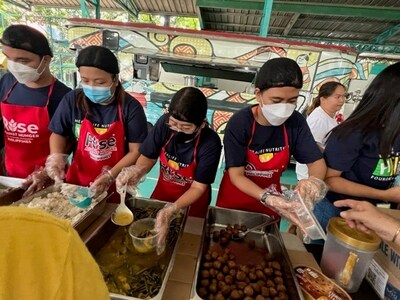 Nhân viên và nhà phân phối của Herbalife dành hơn 3.200 giờ tham gia hoạt động thiện nguyện tại các cộng đồng trên khắp khu vực Châu Á Thái Bình Dương trong Tháng Mục Tiêu Toàn cầu Nhân viên Herbalife tại Philipines chuẩn bị bữa ăn cho những người có hoàn cảnh khó khăn (PRNewsfoto/Herbalife Asia Pacific)
