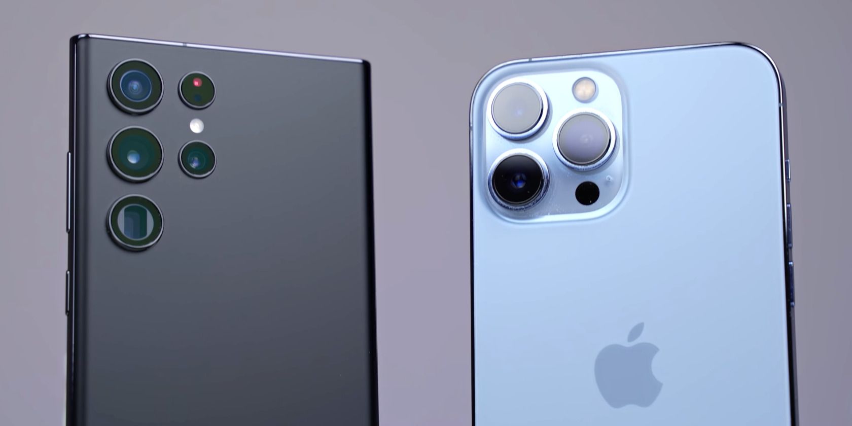 6 lý do bạn nên sử dụng điện thoại Android và iPhone cùng nhau Samsung Galaxy S22 Ultra camera and iPhone 13 Pro Max camera side-by-side