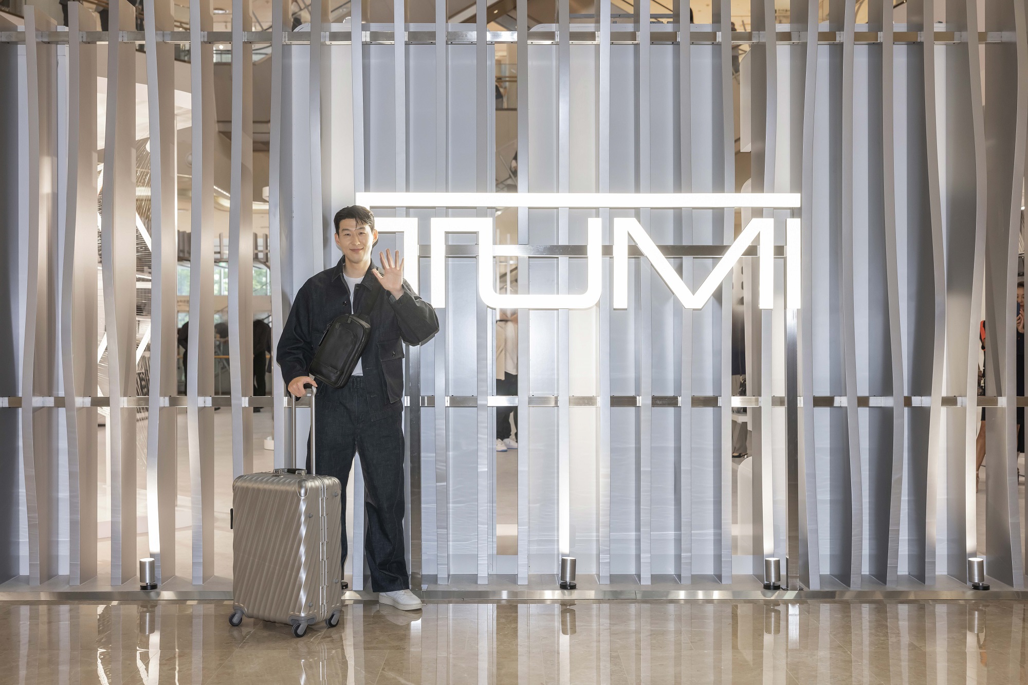 Cầu thủ bóng đá chuyên nghiệp Hàn Quốc Son Heung-min, thành viên của TUMI Crew, đã tham dự sự kiện ra mắt Cửa hàng Pop-Up Essentially Beautiful cho bộ sưu tập Thu 2023 vào ngày 3 tháng 7 năm 2023.