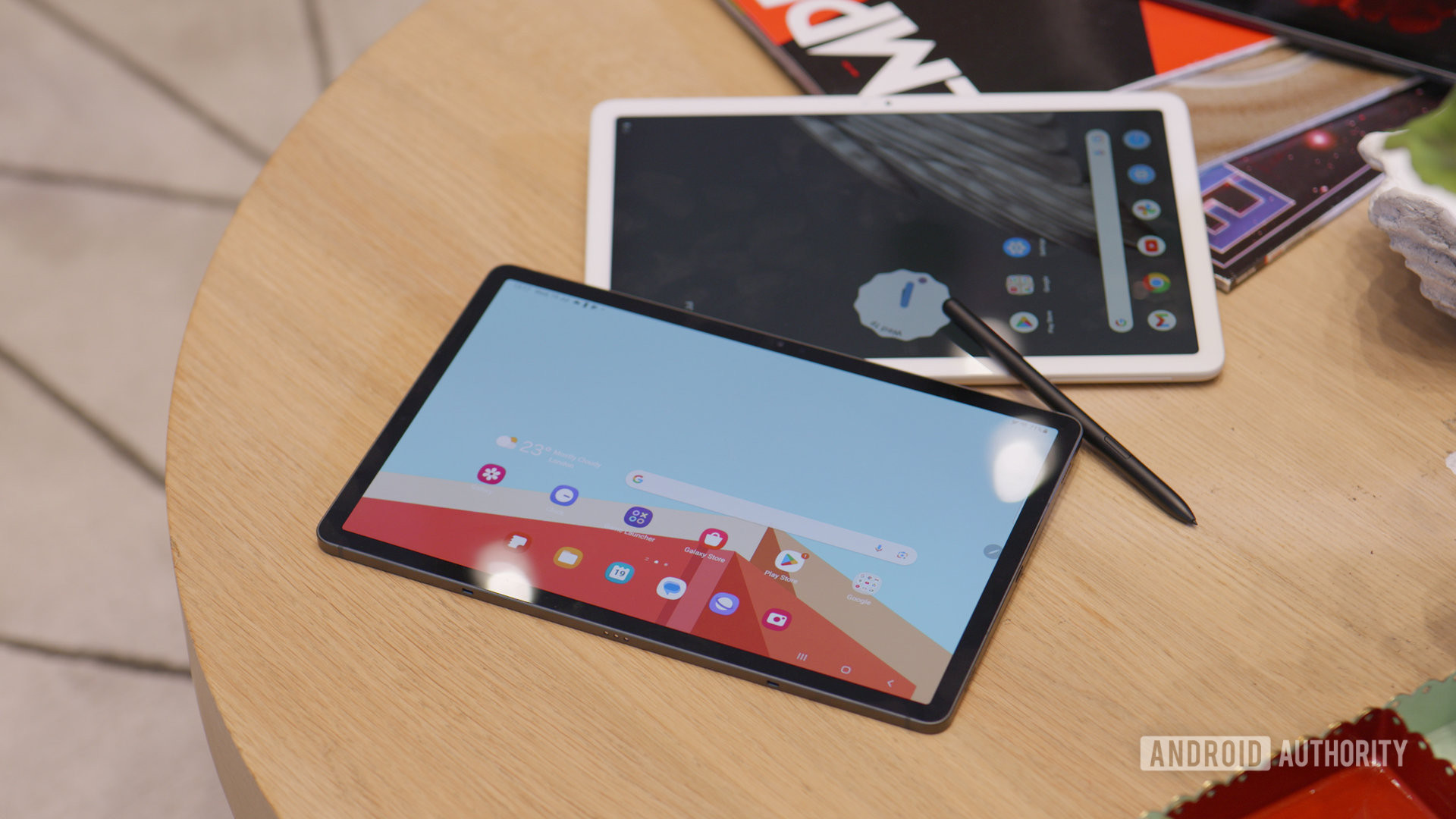 Màn hình Galaxy Tab S9 và Pixel Tablet với S Pen