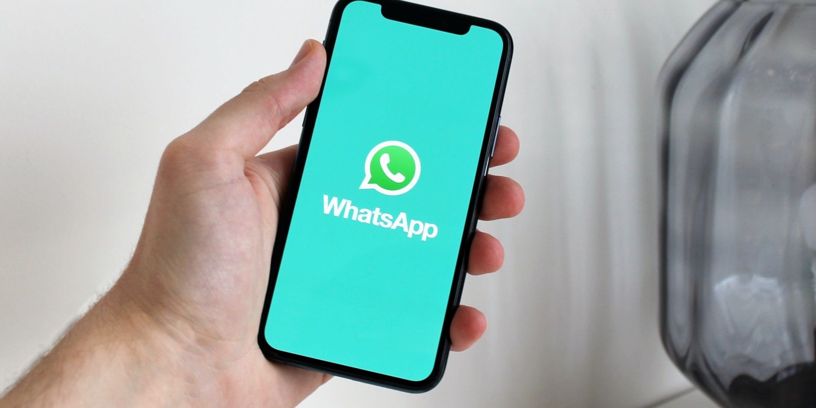 5 cách để nhận biết thư rác WhatsApp (và phải làm gì với nó) WhatsApp logo on a mobile phone