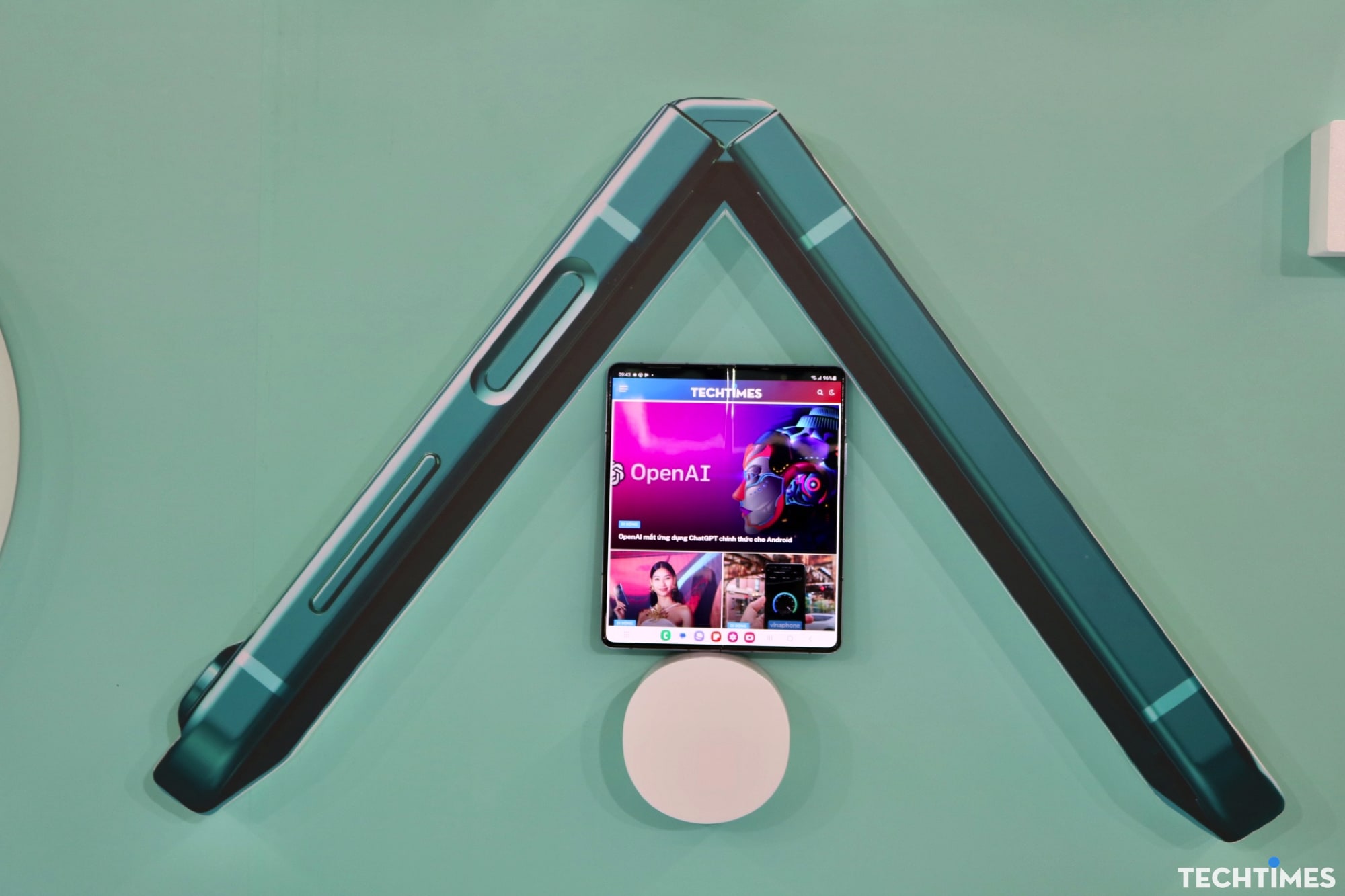 Galaxy Z Fold5 và Z Flip5 có thực sự “lột xác”? Những cải tiến mới cả về thiết kế và sức mạnh bên trong giúp bộ đôi Galaxy Z Fold5 và Z Flip5 trở nên "lột xác" so với thế hệ tiền nhiệm.