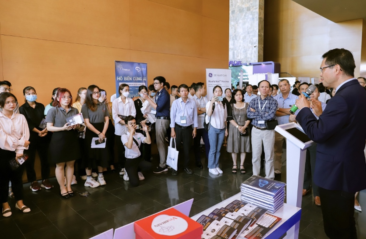 Ông Trương Quốc Hùng giới thiệu về giải pháp DrAid CT cho Ung thư gan tại Hội nghị Chẩn đoán hình ảnh TP.HCM mở rộng 2023 tại Quy Nhơn.