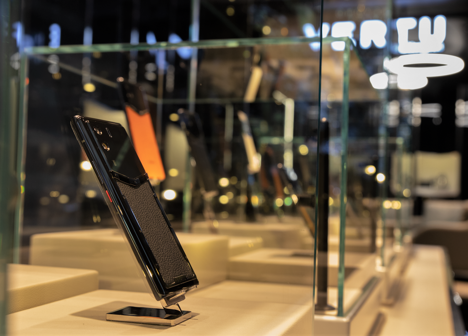 Di Động Việt đang là nhà phân phối độc quyền Vertu tại Việt Nam