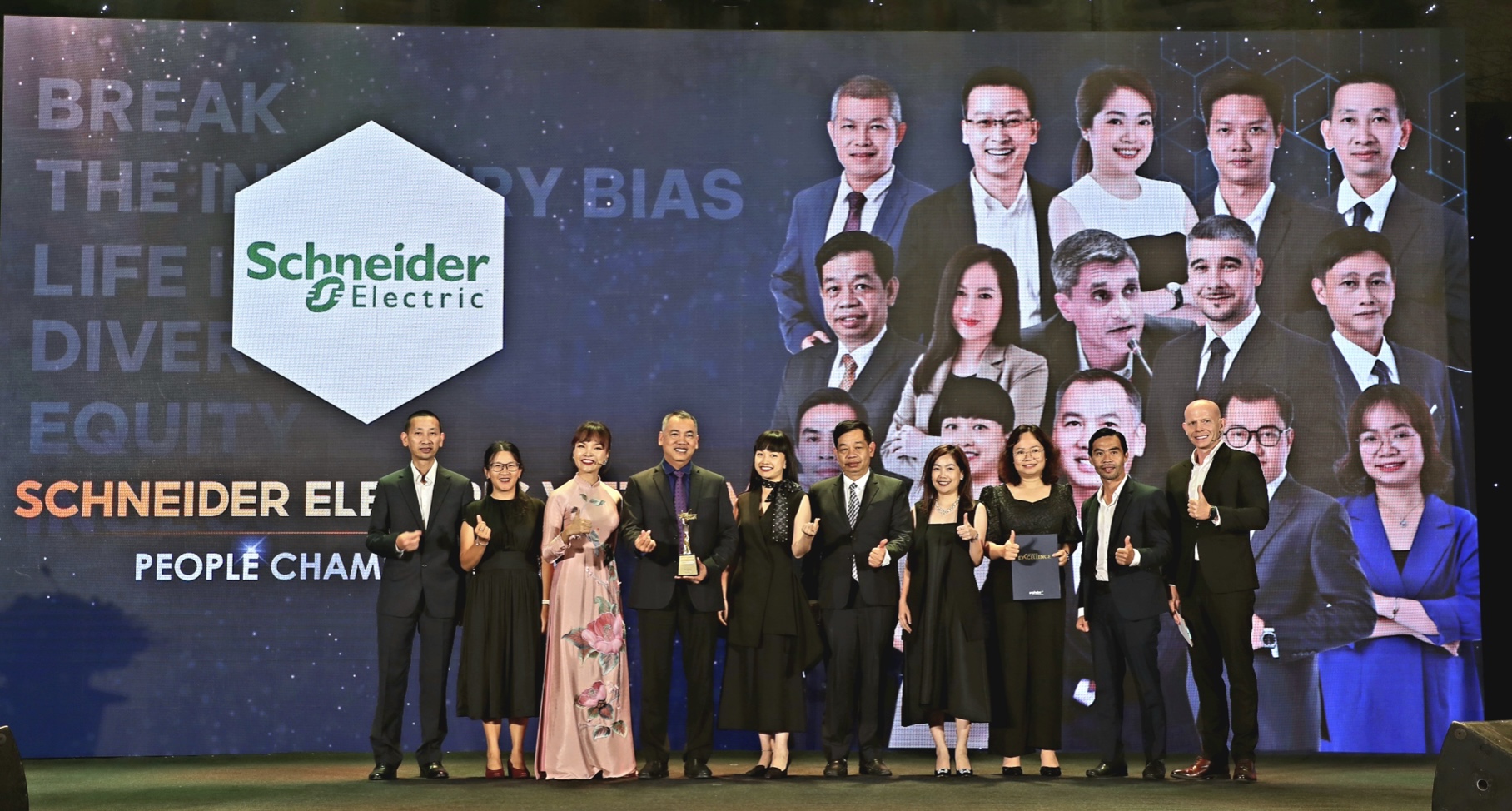 Schneider Electric Việt Nam nhận giải thưởng Lãnh đạo Xuất sắc 2023