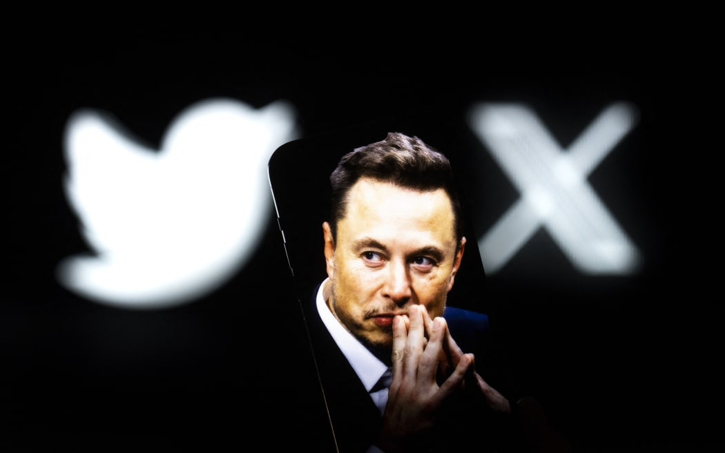 Tỷ phú Elon Musk đổi avatar sang nền đen có dấu X trắng