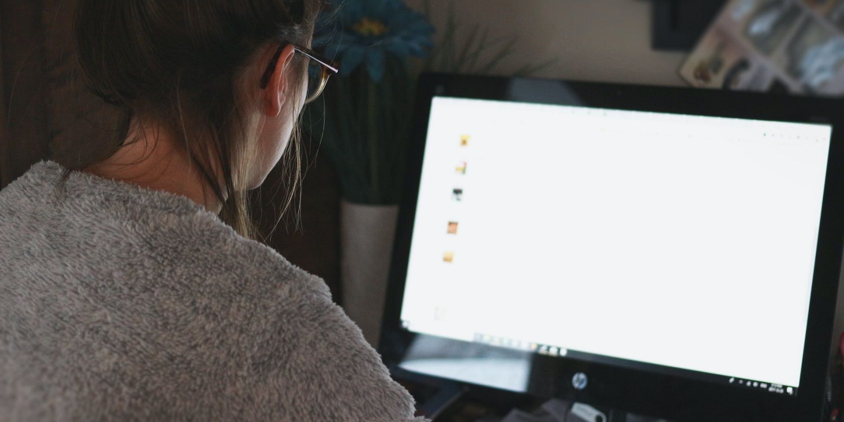 Tiện ích mở rộng UseChatGPT Copilot là gì và nó có thể làm gì? lady using computer