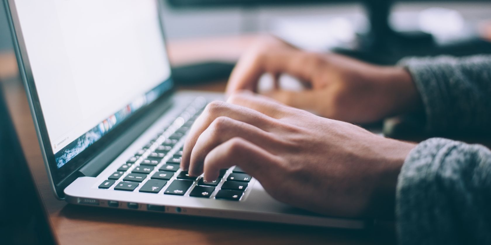 4 tiện ích mở rộng Chrome tốt nhất để gửi và nhận fax A Man Typing On A Laptop Sitting On A Desk