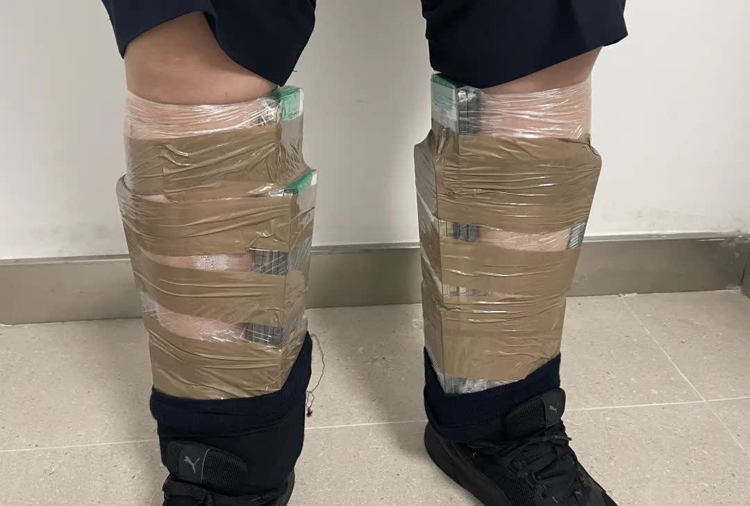 Trung Quốc: Người buôn lậu dán 68 chiếc iPhone lên người bị bắt Man tapes 68 iPhones to his body in another foiled attempt at smuggling tech into China