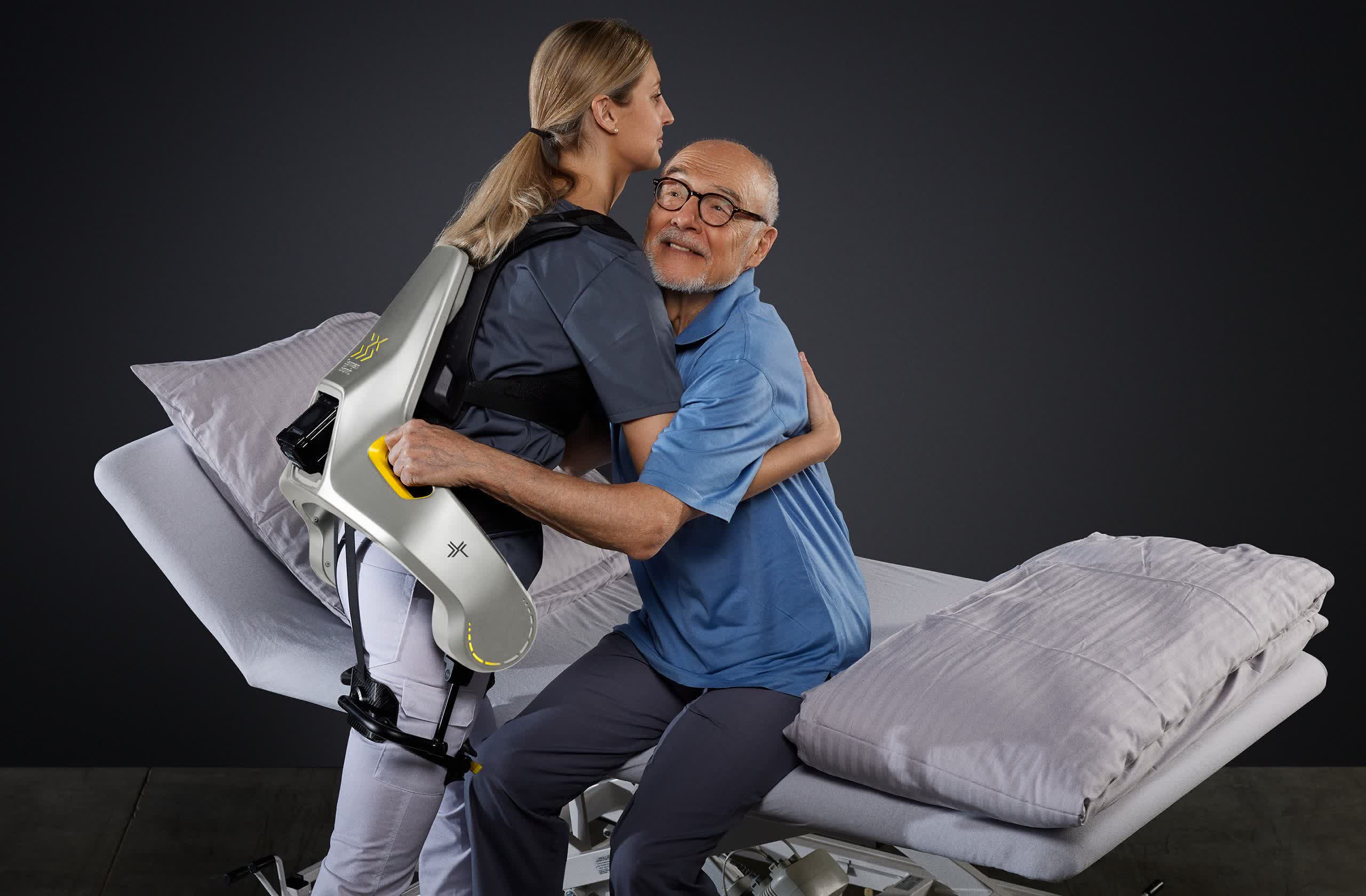 Công ty robot ra mắt khung xương ngoài cho nhân viên y tế Robotics company debuts exoskeleton for healthcare workers