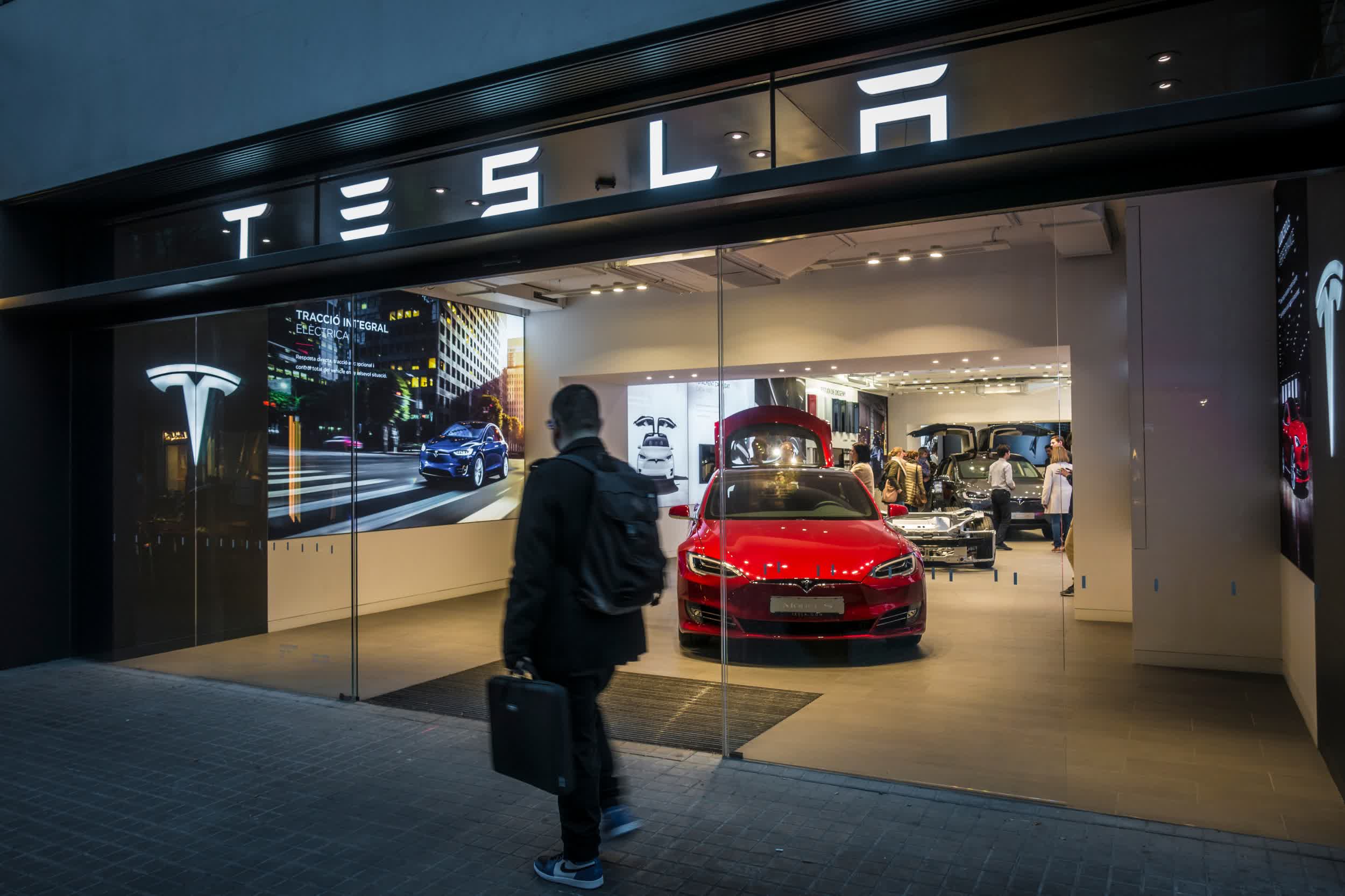 Technische Berlin bẻ khoá xe Tesla để mở các tính năng trả phí
