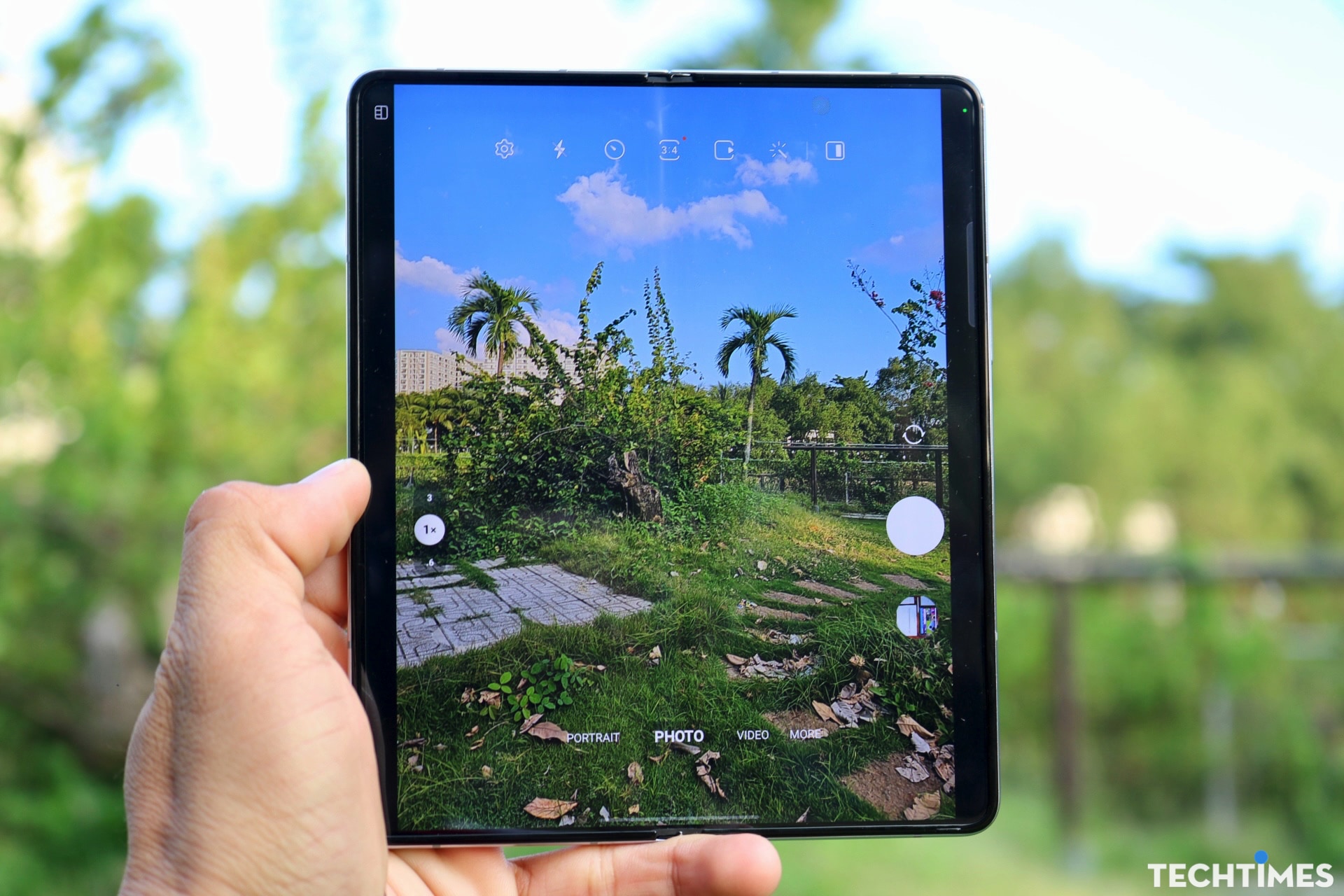 Đánh giá Galaxy Z Fold5: Vẫn là chiếc điện thoại gập tốt nhất! TechTimes Vietnam Cảm giác cầm nắm máy rất thoải mái dù gập lại hay mở ra.