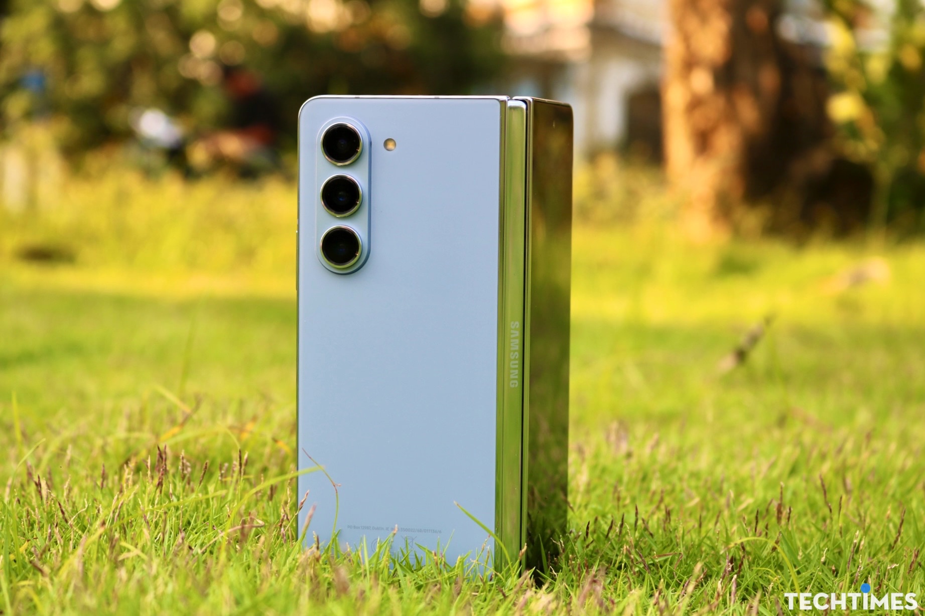 Đánh giá Galaxy Z Fold5: Vẫn là chiếc điện thoại gập tốt nhất! TechTimes Vietnam Cụm camera của Samsung Galaxy Z Fold 5 có thiết kế dọc.