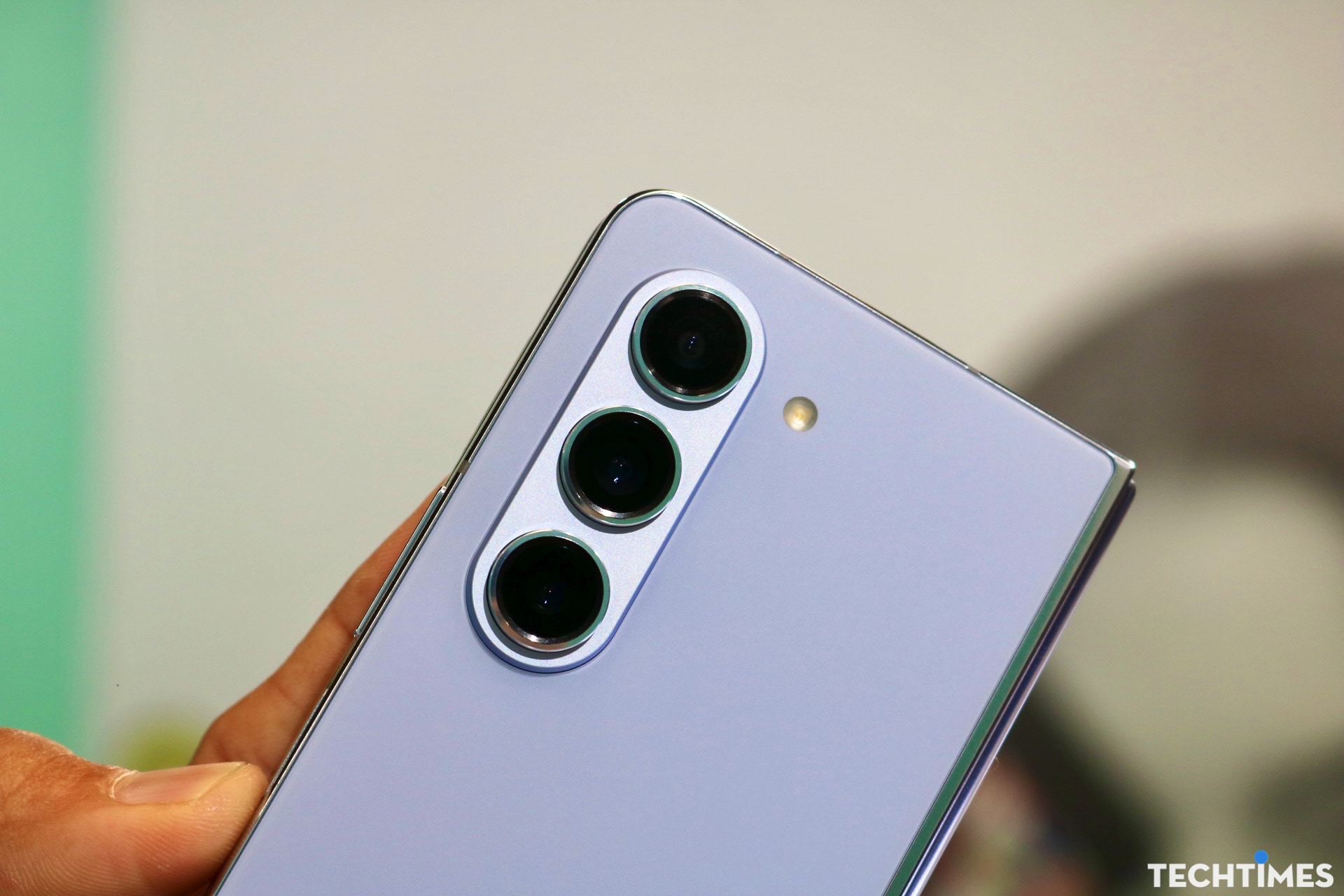 Đánh giá Galaxy Z Fold5: Vẫn là chiếc điện thoại gập tốt nhất! TechTimes Vietnam Cận cảnh 3 camera của máy.