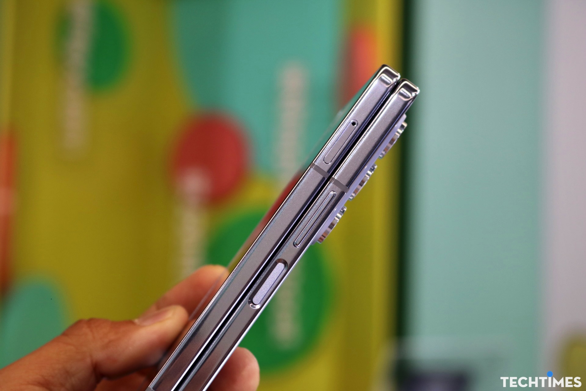 Đánh giá Galaxy Z Fold5: Vẫn là chiếc điện thoại gập tốt nhất! TechTimes Vietnam Mọi thứ liền lạc, rất khít trong thiết kế cải tiến của Z Fold5.