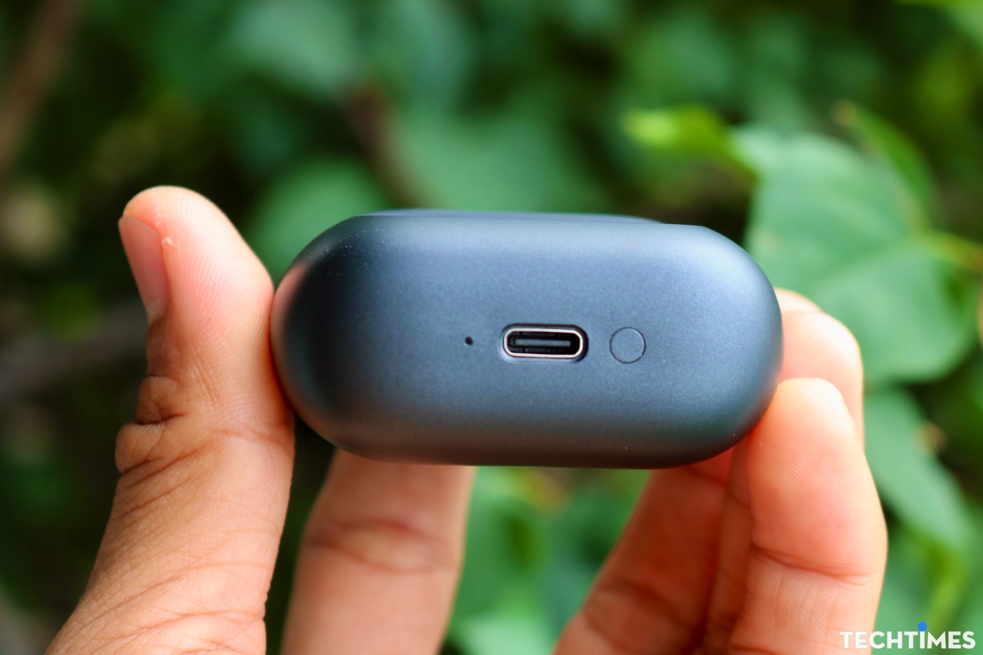 Cổng sạc USB-C của tai nghe được bố trí ở bên dưới case.