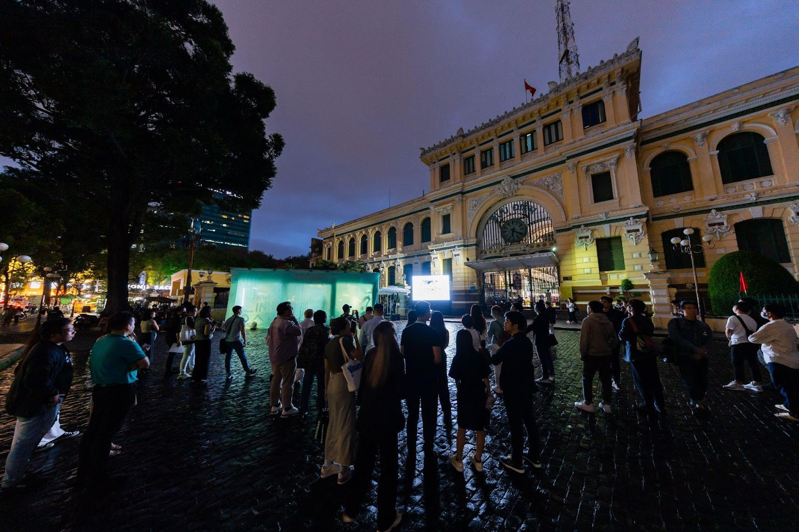 Thời khắc đánh dấu cánh cửa Pop-up Store mở ra đón chào những người dùng Việt đầu tiên trải nghiệm loạt siêu phẩm công nghệ mới ngay tại Bưu Điện Trung Tâm Thành Phố