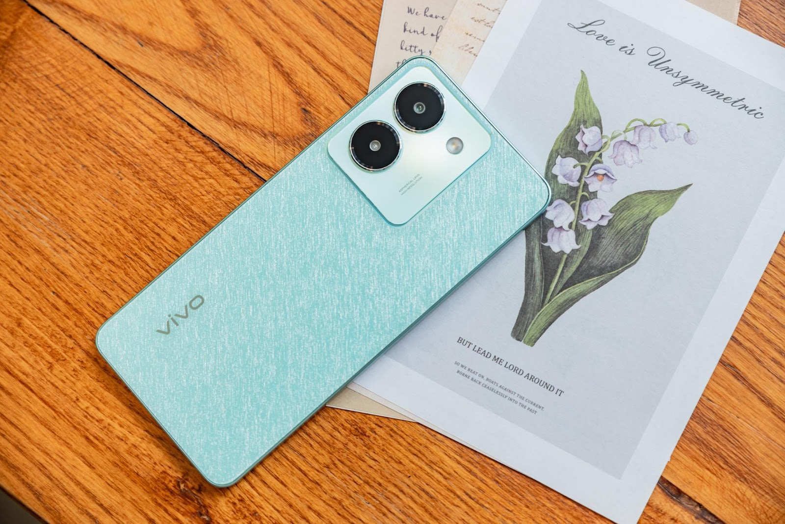 Gợi ý mẫu điện thoại đáng mua nhất trong mùa “Back to school” TechTimes Vietnam vivo Y36 sở hữu thiết kế 2,5D đối xứng giữa mặt trước và mặt sau cho ánh nhìn cân đối.