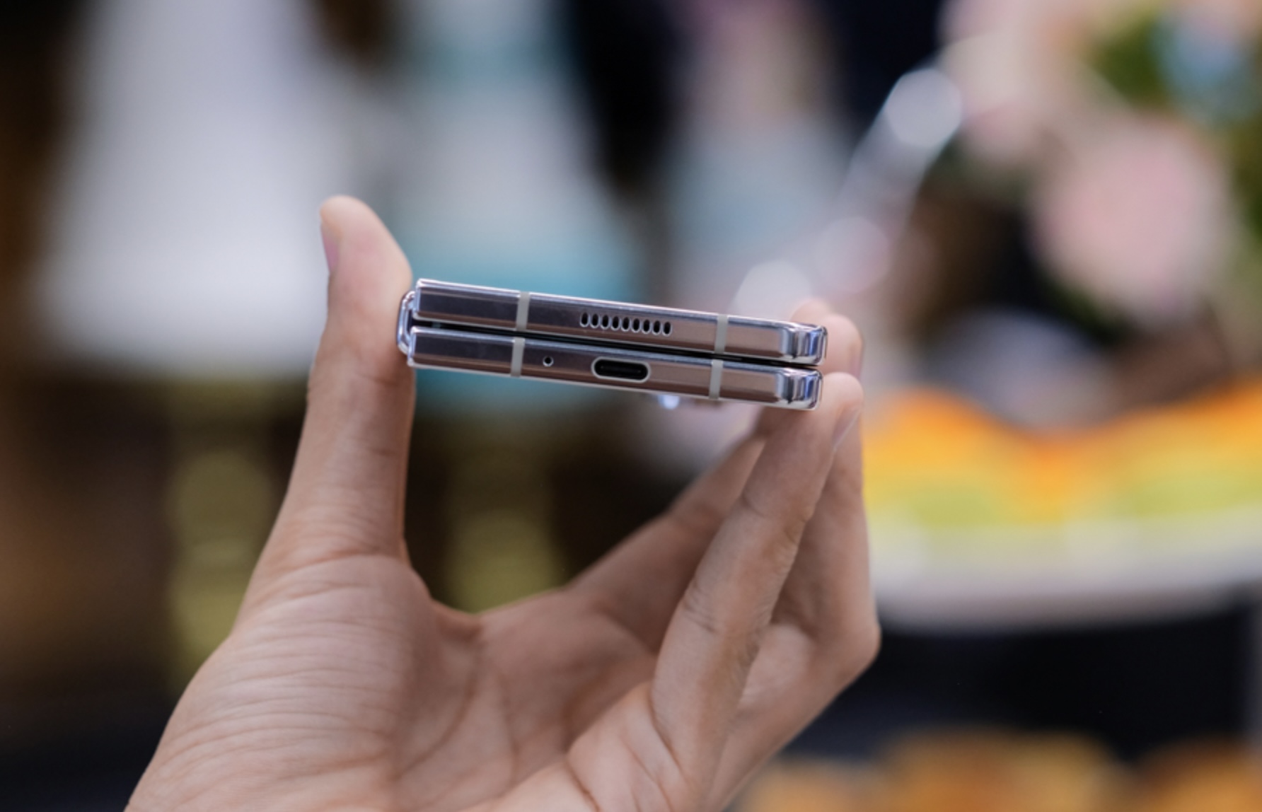 Đánh giá Galaxy Z Fold5: Vẫn là chiếc điện thoại gập tốt nhất! TechTimes Vietnam Bản lề Flex mới khi gập không còn khe hở nữa.