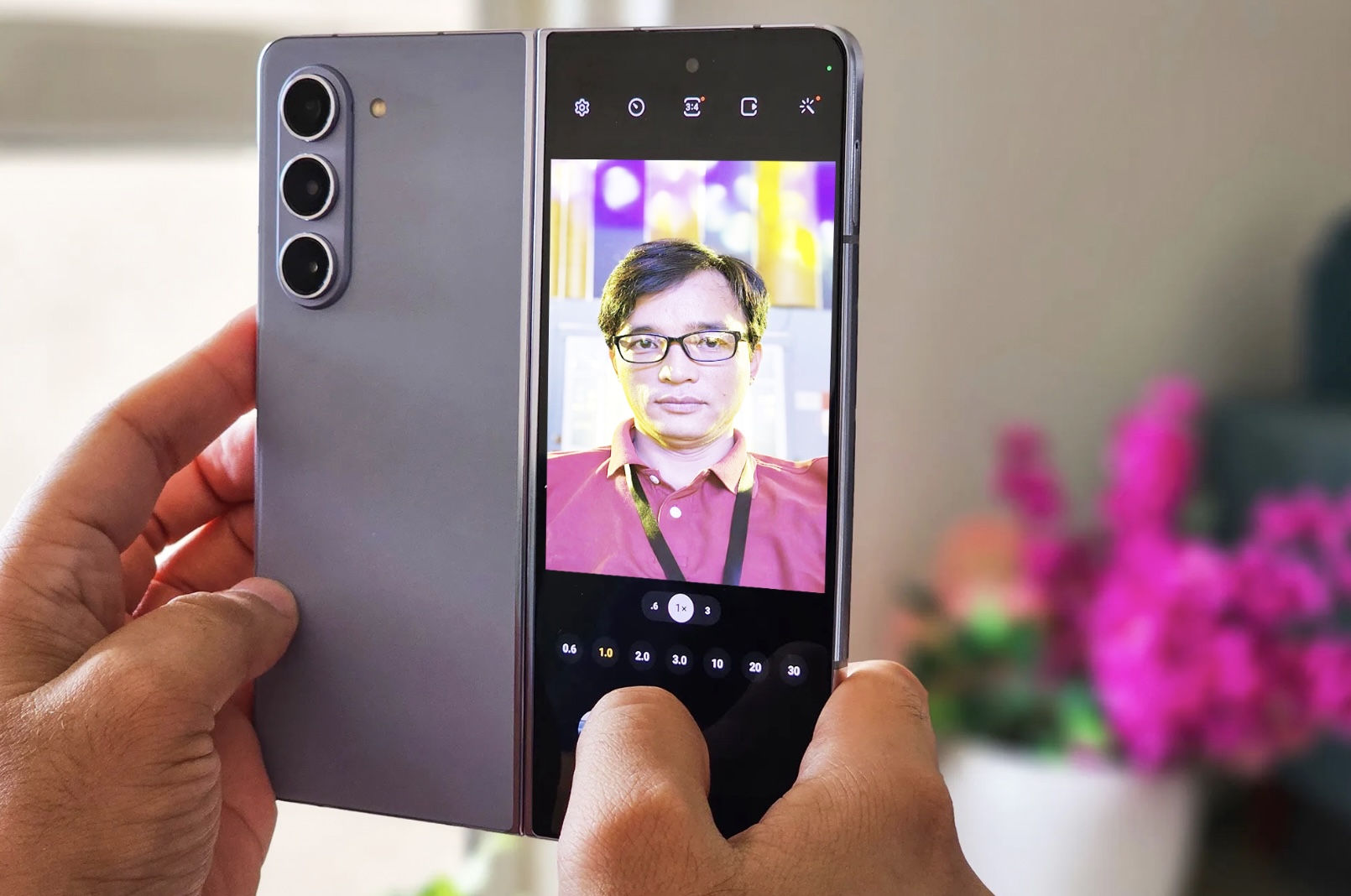 Đánh giá Galaxy Z Fold5: Vẫn là chiếc điện thoại gập tốt nhất! TechTimes Vietnam Một kiểu chụp thú vị với màn hình ngoài là kính ngắm của Galaxy Z Fold5.
