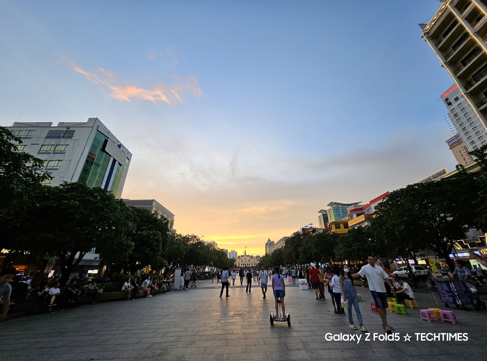 Đánh giá Galaxy Z Fold5: Vẫn là chiếc điện thoại gập tốt nhất! TechTimes Vietnam Ảnh chụp ở chế độ ánh sáng yếu.