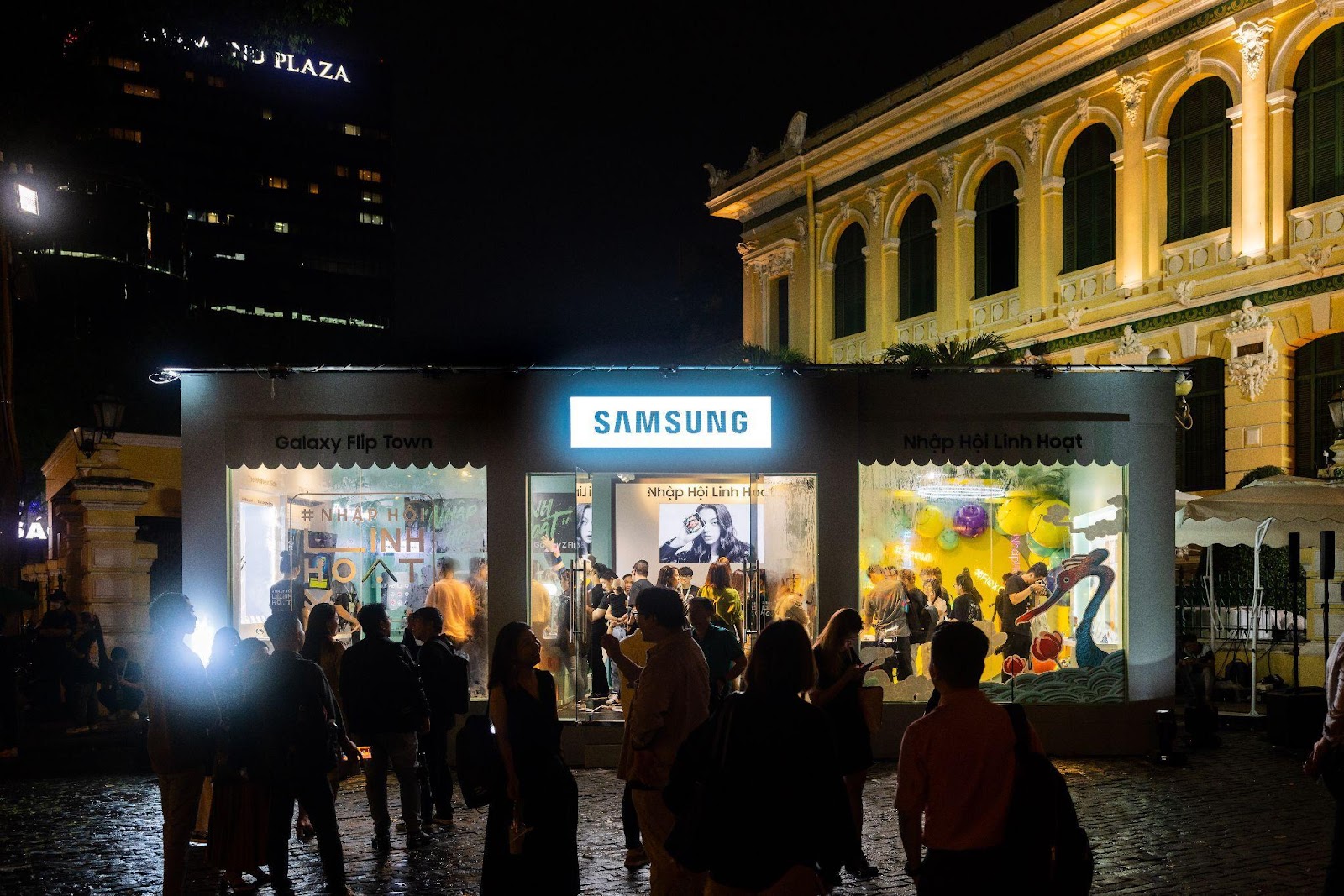 Thời khắc đánh dấu cánh cửa Pop-up Store mở ra đón chào những người dùng Việt đầu tiên trải nghiệm loạt siêu phẩm công nghệ mới ngay tại Bưu Điện Trung Tâm Thành Phố