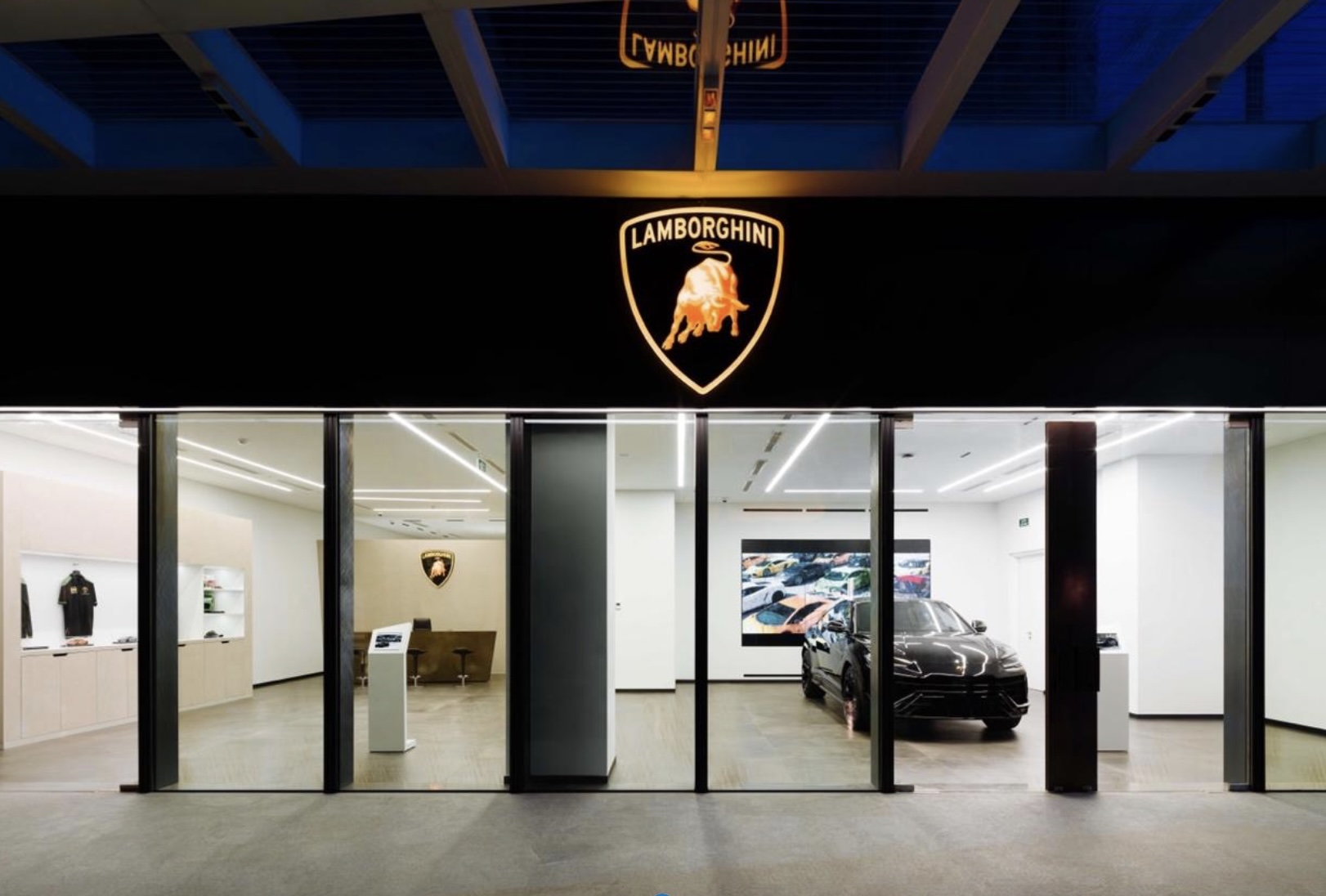 Từ thiết kế, vật liệu đến trang trí của Showroom Lamborghini HCMC đặt tại Hilton Saigon Hotel - 11 Công Trường Mê Linh, Phường Bến Nghé, Quận 1, TP.HCM đều được hoàn thiện theo tiêu chuẩn Ý.