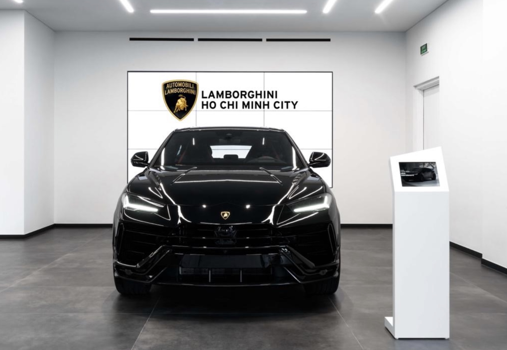 Từ thiết kế, vật liệu đến trang trí của Showroom Lamborghini HCMC đặt tại Hilton Saigon Hotel - 11 Công Trường Mê Linh, Phường Bến Nghé, Quận 1, TP.HCM đều được hoàn thiện theo tiêu chuẩn Ý.