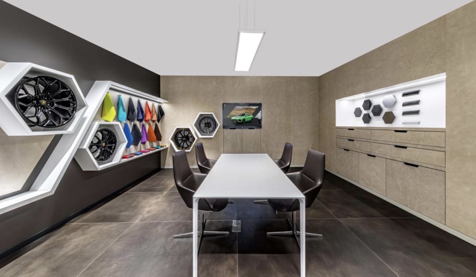 Từ thiết kế, vật liệu đến trang trí của Showroom Lamborghini HCMC đặt tại Hilton Saigon Hotel - 11 Công Trường Mê Linh, Phường Bến Nghé, Quận 1, TP.HCM đều được hoàn thiện theo tiêu chuẩn Ý.