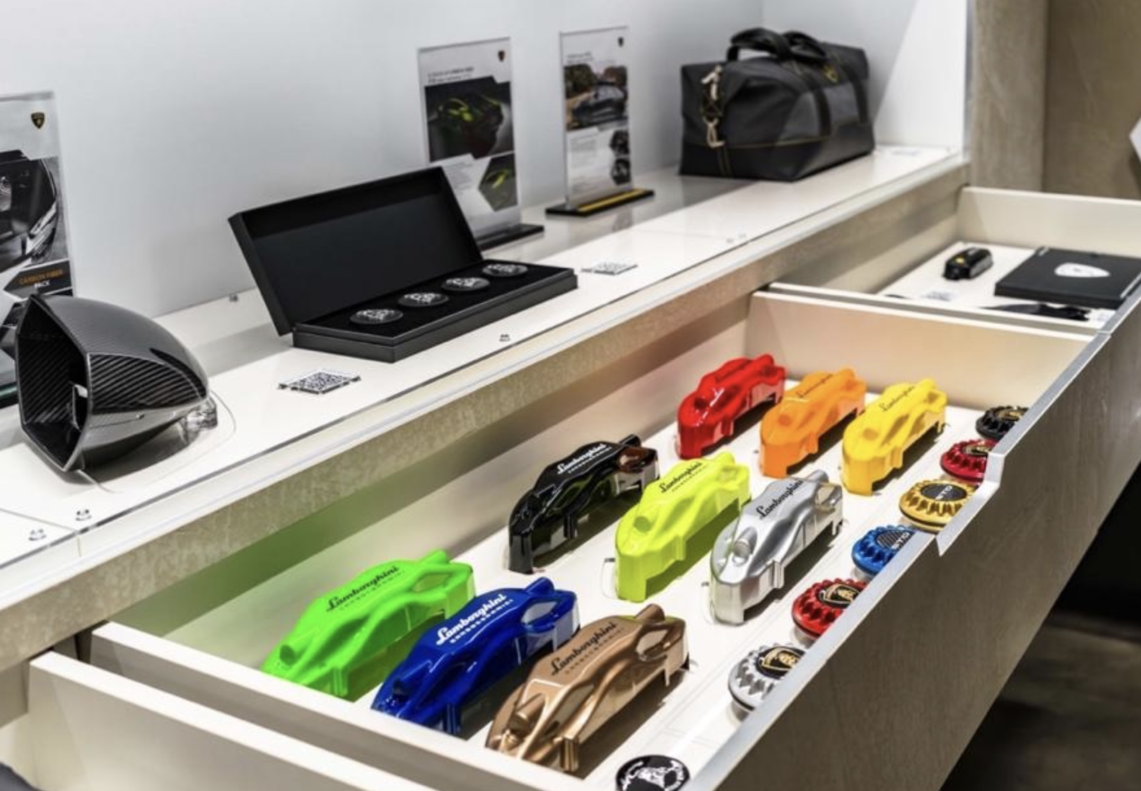 Từ thiết kế, vật liệu đến trang trí của Showroom Lamborghini HCMC đặt tại Hilton Saigon Hotel - 11 Công Trường Mê Linh, Phường Bến Nghé, Quận 1, TP.HCM đều được hoàn thiện theo tiêu chuẩn Ý.