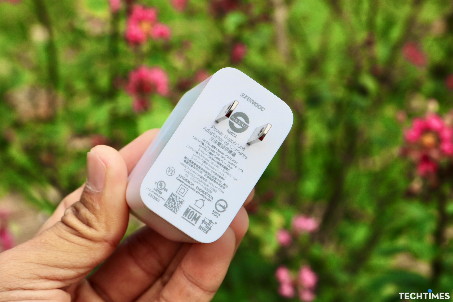 Cận cảnh củ sạc của realme 11.