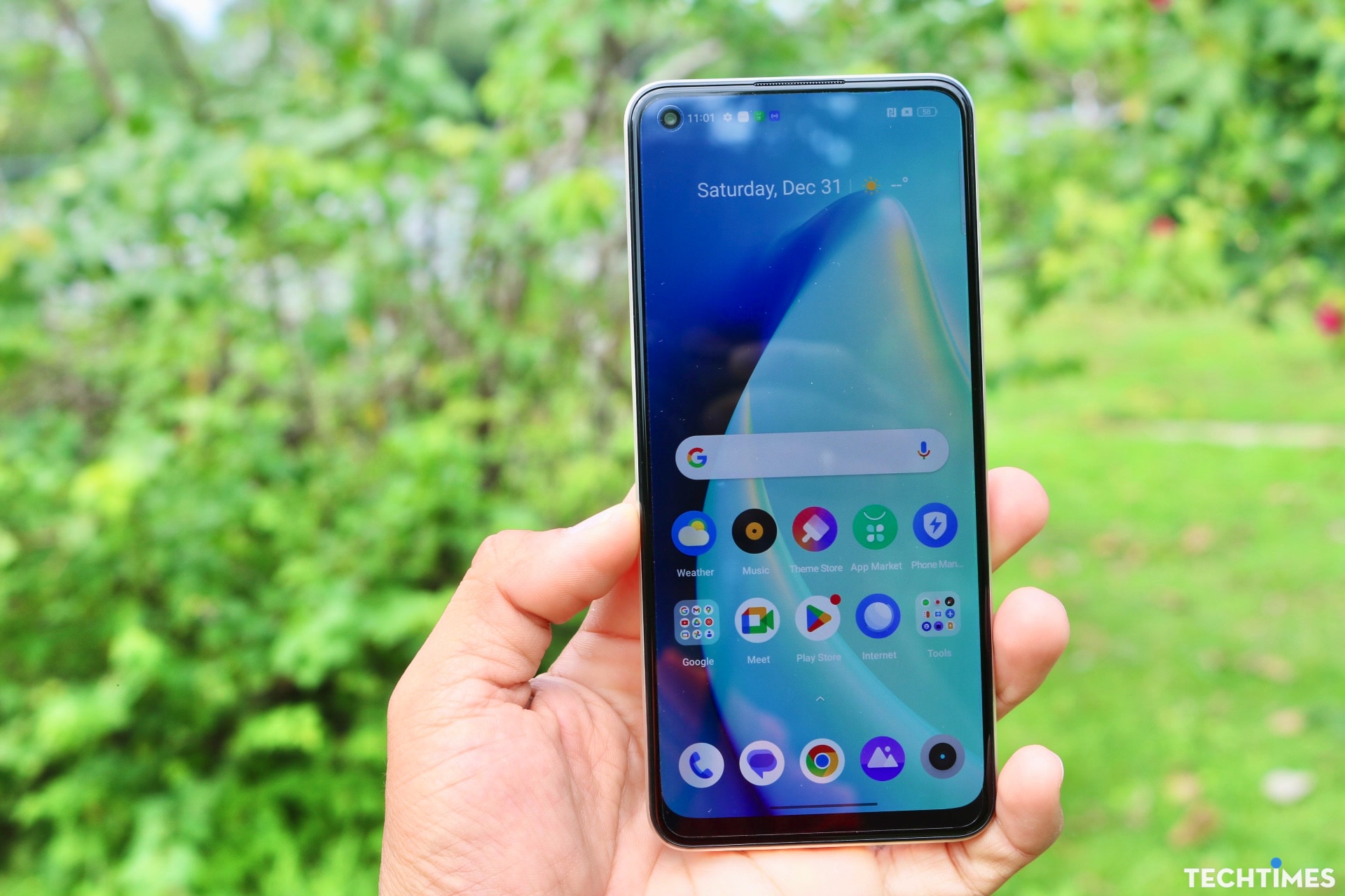 Mặt trước của máy với viền mỏng, thiết kế camera kiểu "đục lỗ" chiếm ít diện tích.