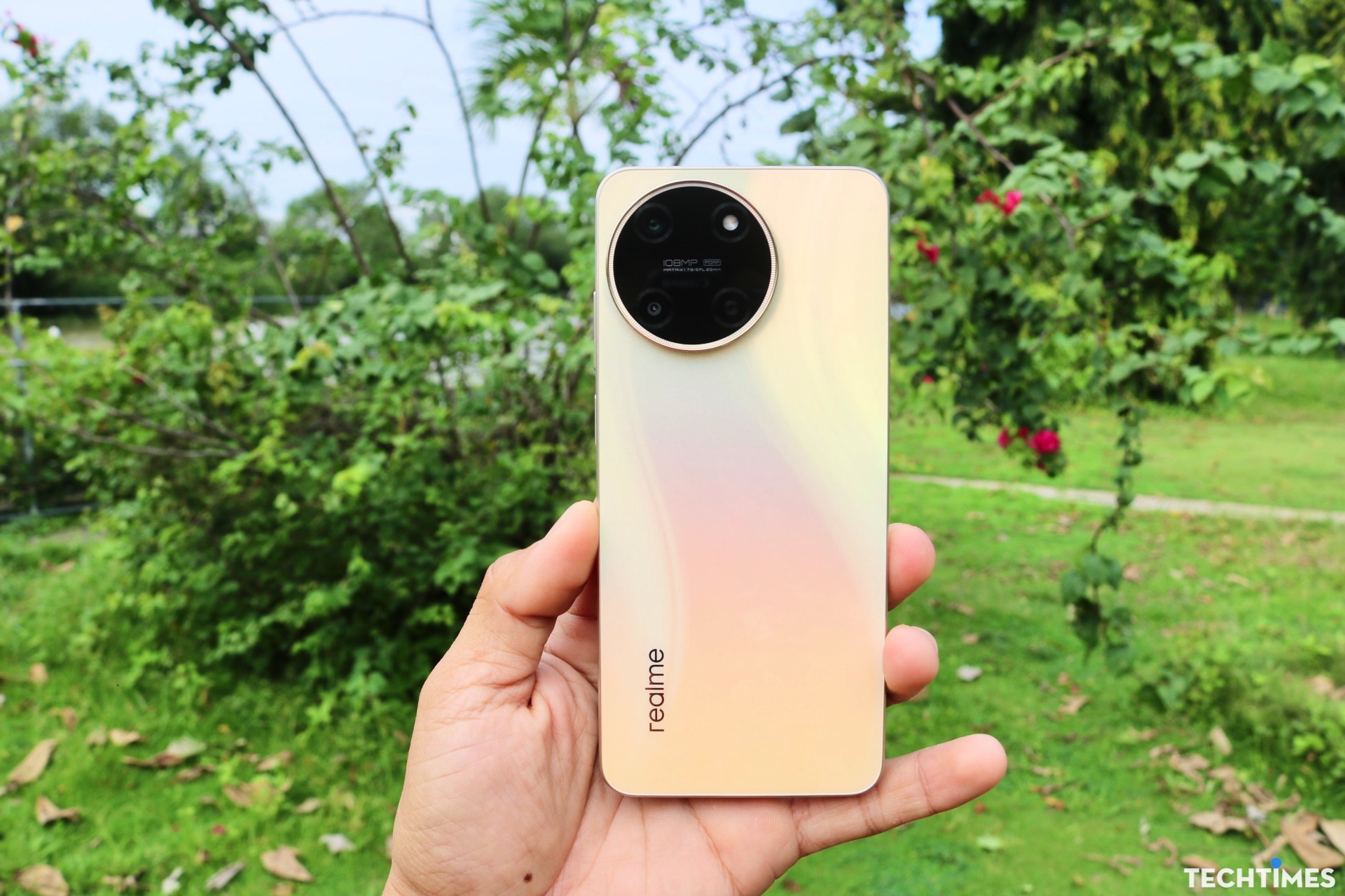 Và đây là mặt sau, khá ấn tượng với kiểu gradient đổi màu tuỳ góc nhìn và cụm camera đẹp lạ!