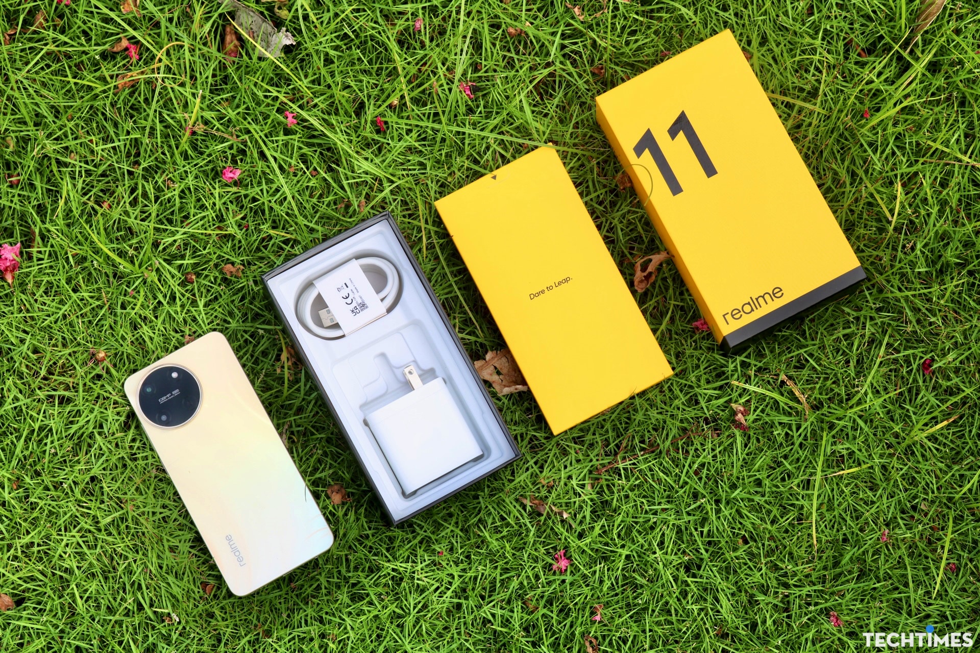 Trọn bộ bên trong realme 11 có gì?