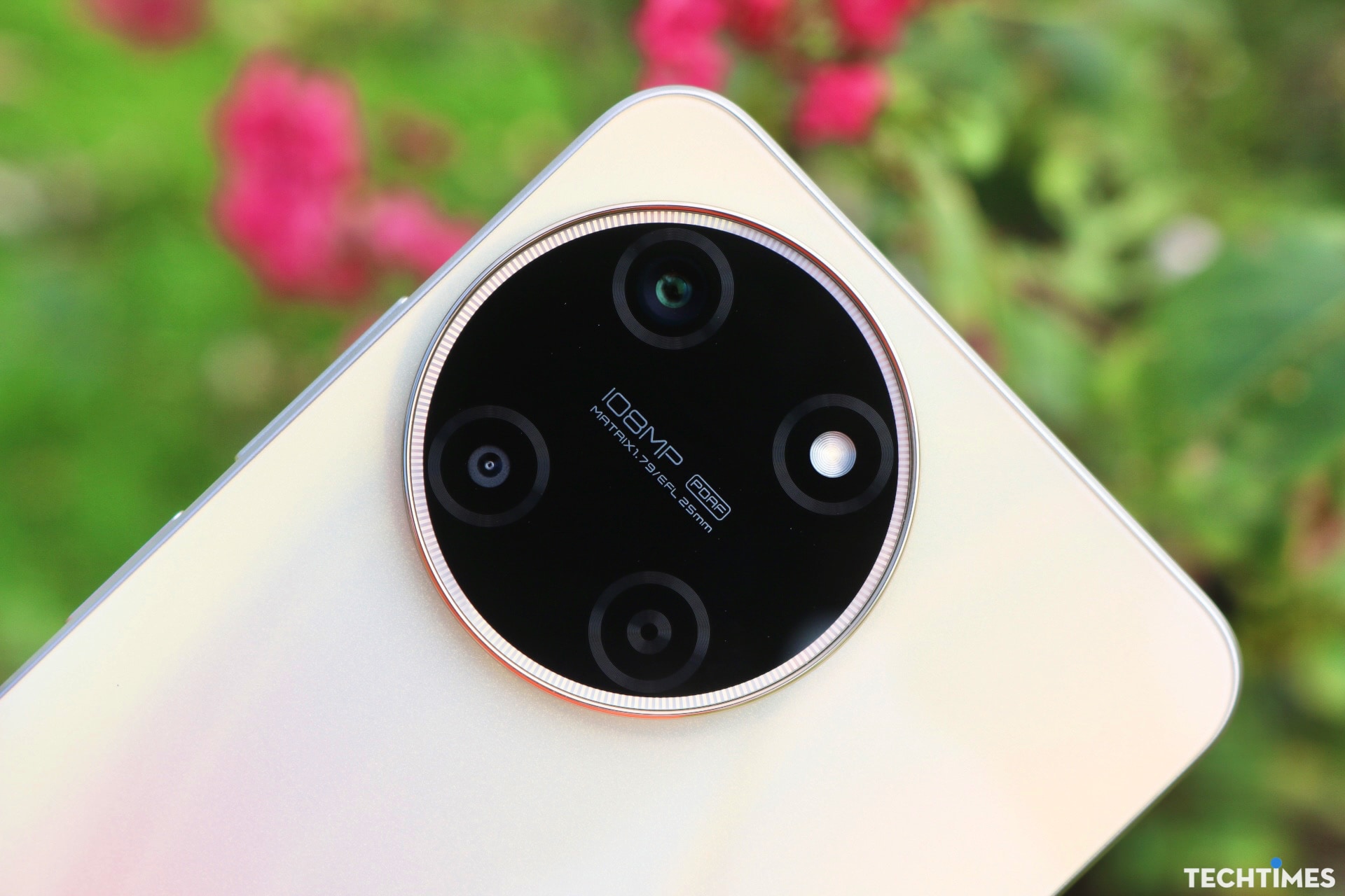 Cận cảnh cụm camera của realme 11.