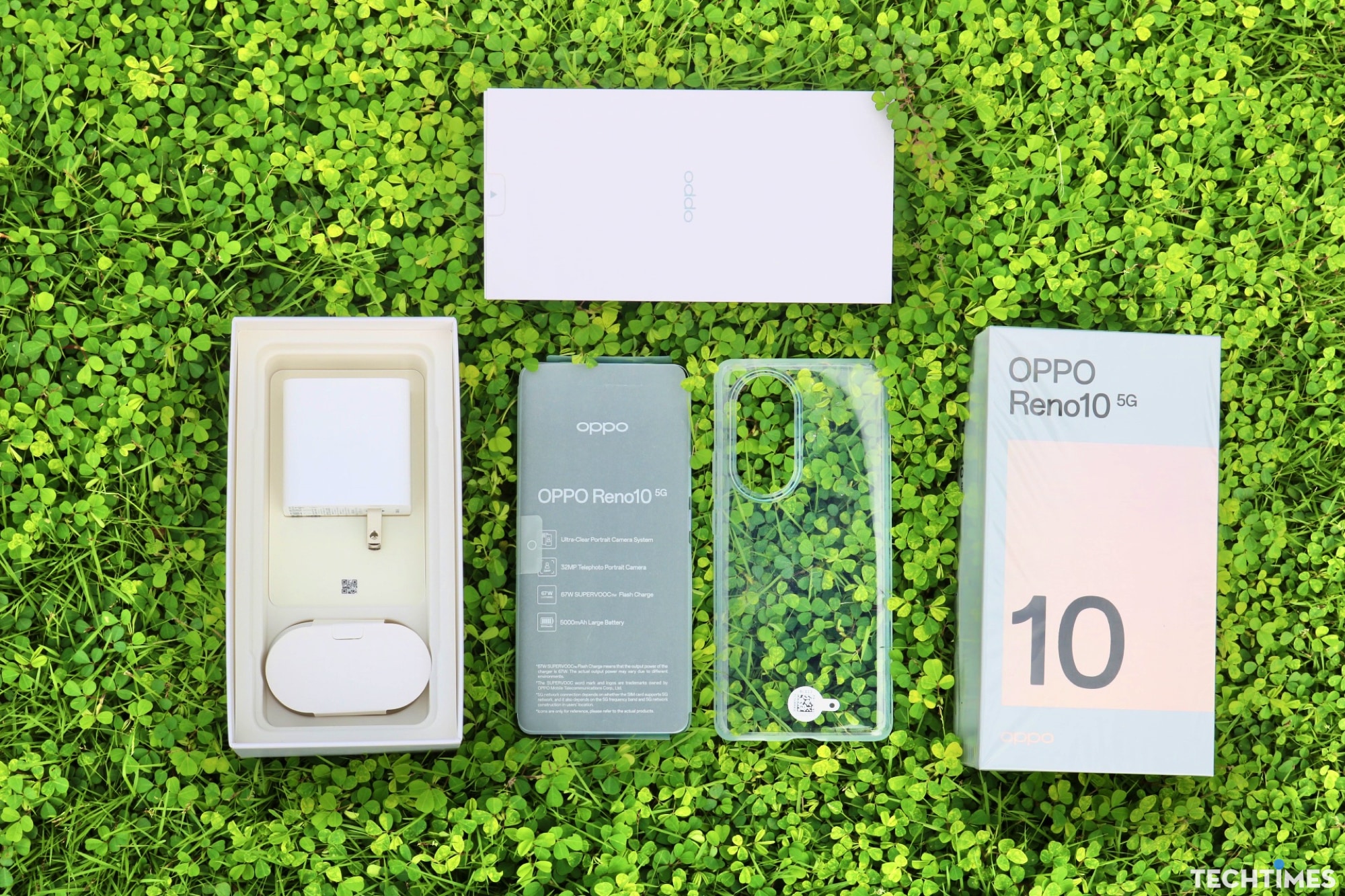Ngoài chiếc Reno10 5G 8GB RAM + 256GB ROM thì nhà sản xuất còn đi kèm củ sạc nhanh SuperVOOC 67W, cáp USB Type C, dụng cụ lấy SIM, sách hướng dẫn, miếng dán màn hình (đã dán sẵn) cùng chiếc case bảo vệ trong suốt. Bạn lưu ý rằng, tai nghe không được đi kèm trong hộp sản phẩm.