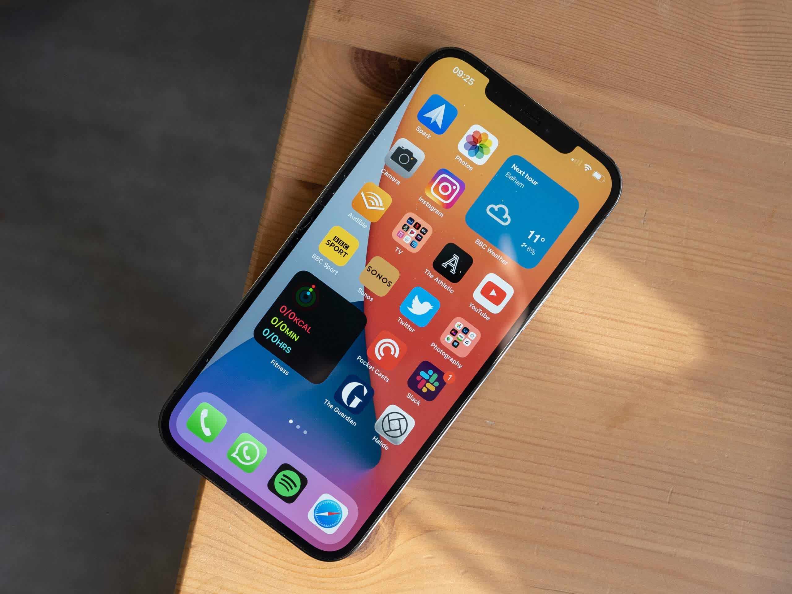 Pháp: Apple vá lỗi bức xạ di động trên iPhone 12 Apple to issue iPhone 12 patch in France to address regulator