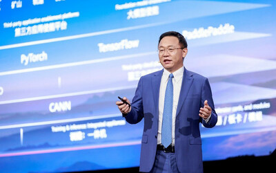 David Wang phát biểu bài phát biểu quan trọng (PRNewsfoto/Huawei) David Wang phát biểu bài phát biểu quan trọng (PRNewsfoto/Huawei)