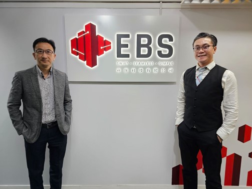 EBS đổi tên để nhấn mạnh vị thế của mình trong ngành CNTT. Ông Vincent Law, Giám đốc điều hành EBS (trái) và ông Alex Wong, Giám đốc điều hành EBS (phải).