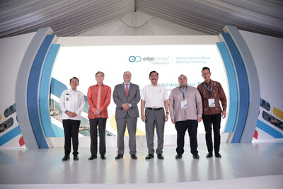 Từ trái sang phải: Tiến sĩ H Dani Ramdan MT, Quyền Nhiếp chính Bekasi; ông Sung Kim, Đại sứ Hoa Kỳ tại Indonesia; ông Randy Brouckman, Giám đốc điều hành và Đồng sáng lập, EdgeConneX; ông Luhut Binsar Pandjaitan, Bộ trưởng Điều phối Hàng hải và Đầu tư, Indonesia; ông Pandu Sjahrir, Đối tác quản lý của Ấn Độ; Ông John Riady, Giám đốc điều hành, PT Lippo Karawaci Tbk Từ trái sang phải: Tiến sĩ H Dani Ramdan MT, Quyền Nhiếp chính Bekasi; ông Sung Kim, Đại sứ Hoa Kỳ tại Indonesia; ông Randy Brouckman, Giám đốc điều hành và Đồng sáng lập, EdgeConneX; ông Luhut Binsar Pandjaitan, Bộ trưởng Điều phối Hàng hải và Đầu tư, Indonesia; ông Pandu Sjahrir, Đối tác quản lý của Ấn Độ; Ông John Riady, Giám đốc điều hành, PT Lippo Karawaci Tbk