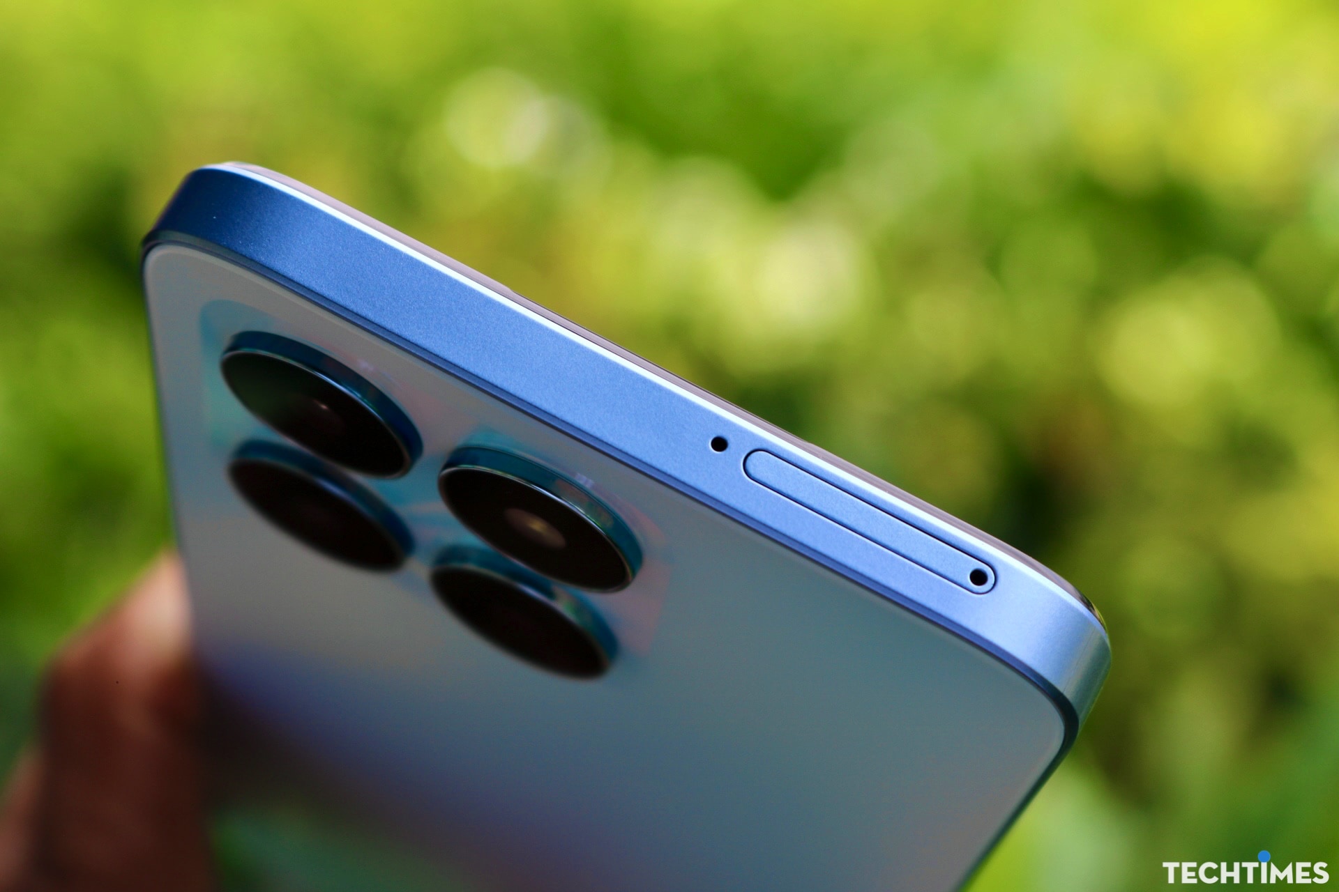 Đánh giá nhanh HONOR X6a: Ấn tượng ở phân khúc smartphone bình dân TechTimes Vietnam Khay SIM và micro ghi âm được bố trí phía cạnh trên máy.