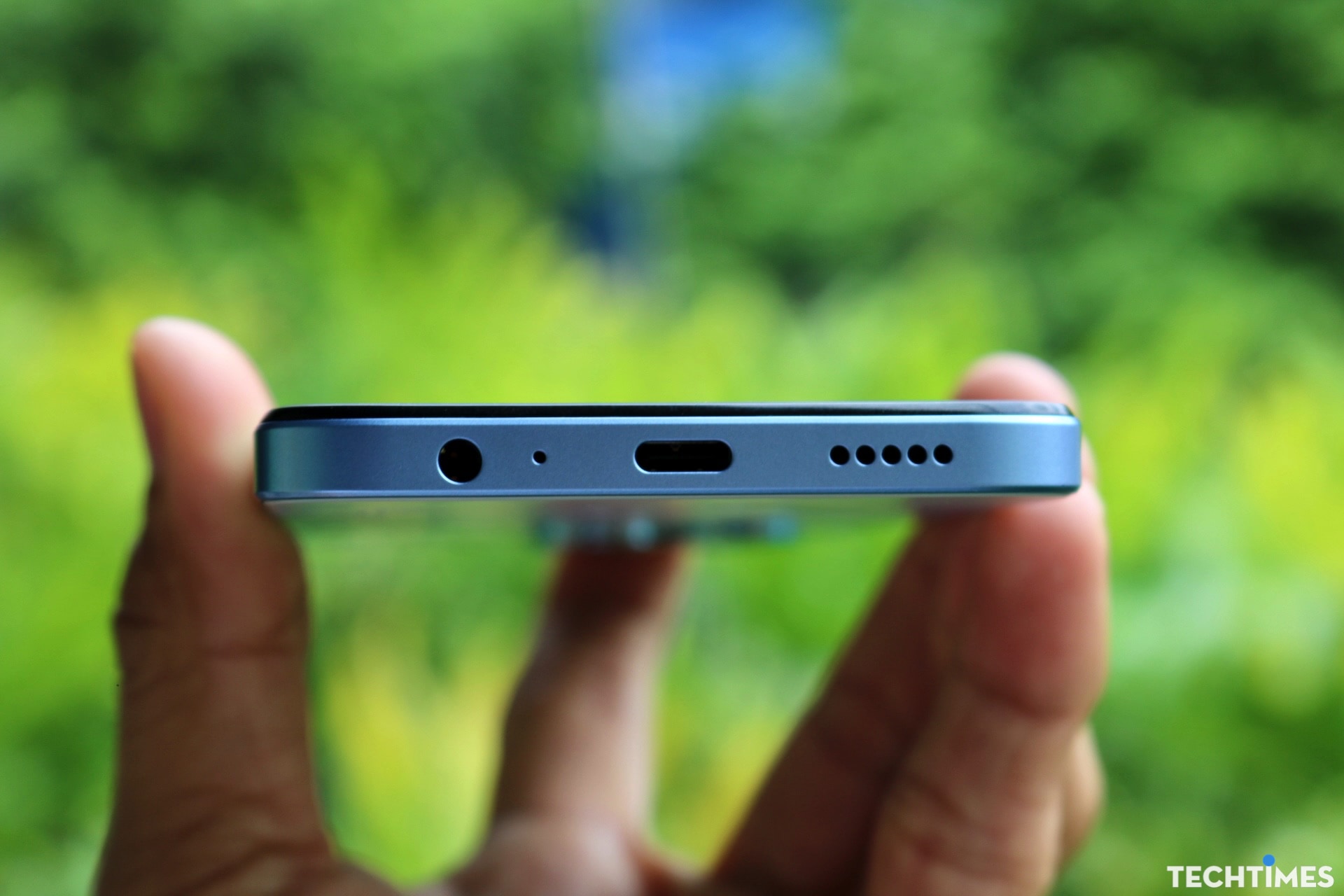 Đánh giá nhanh HONOR X6a: Ấn tượng ở phân khúc smartphone bình dân TechTimes Vietnam Trong khi bên cạnh dưới là cổng USB-C, khe 3.5mm và loa thoại.