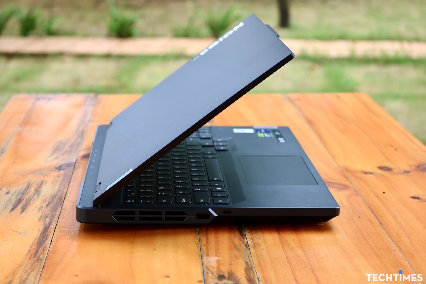Trông máy khá "ngầu" theo cách riêng của Lenovo Legion.