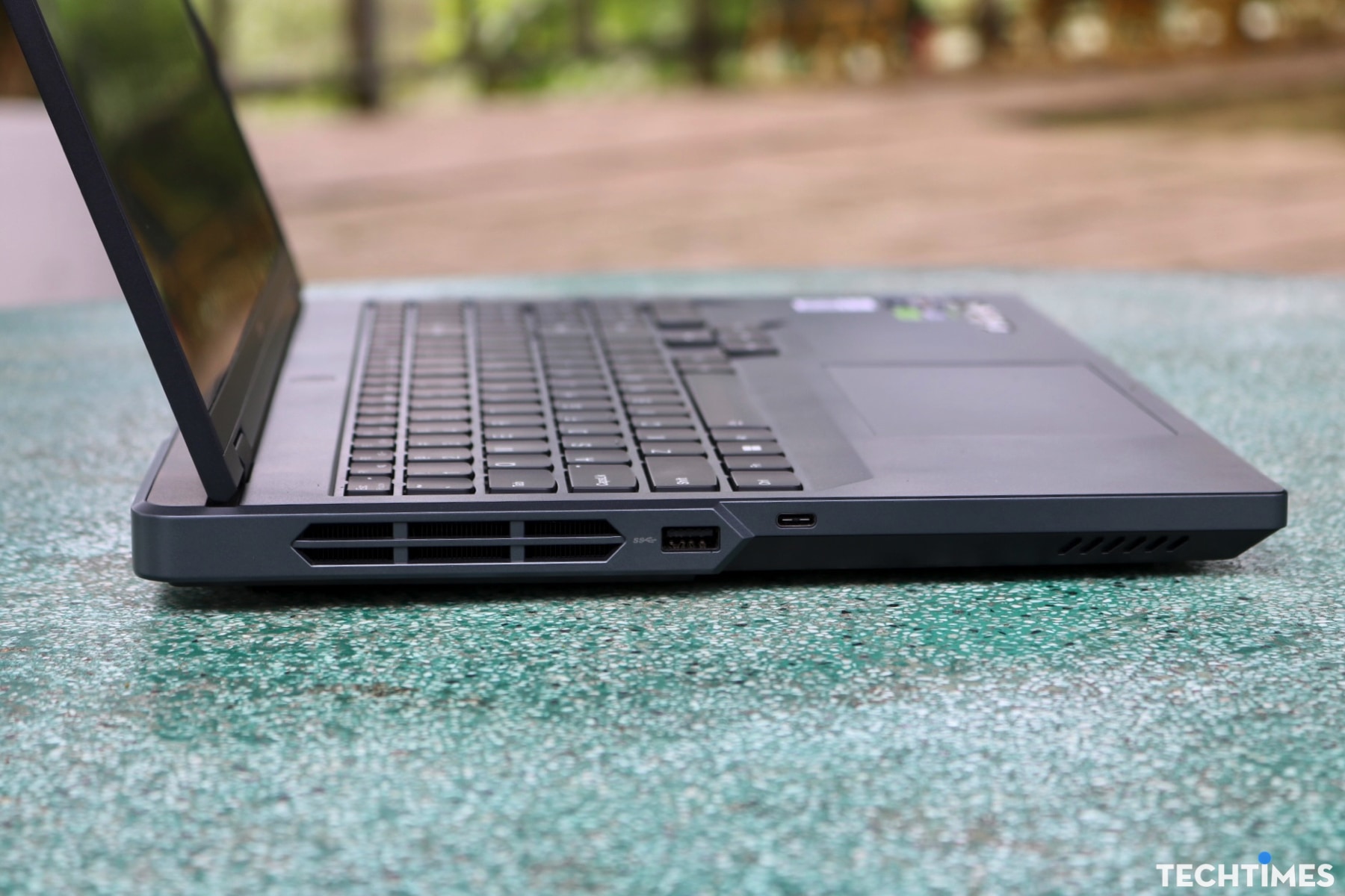 Cạnh trái Legion Pro 5i được tích hợp là 1 cổng USB-A và 1 cổng USB-C